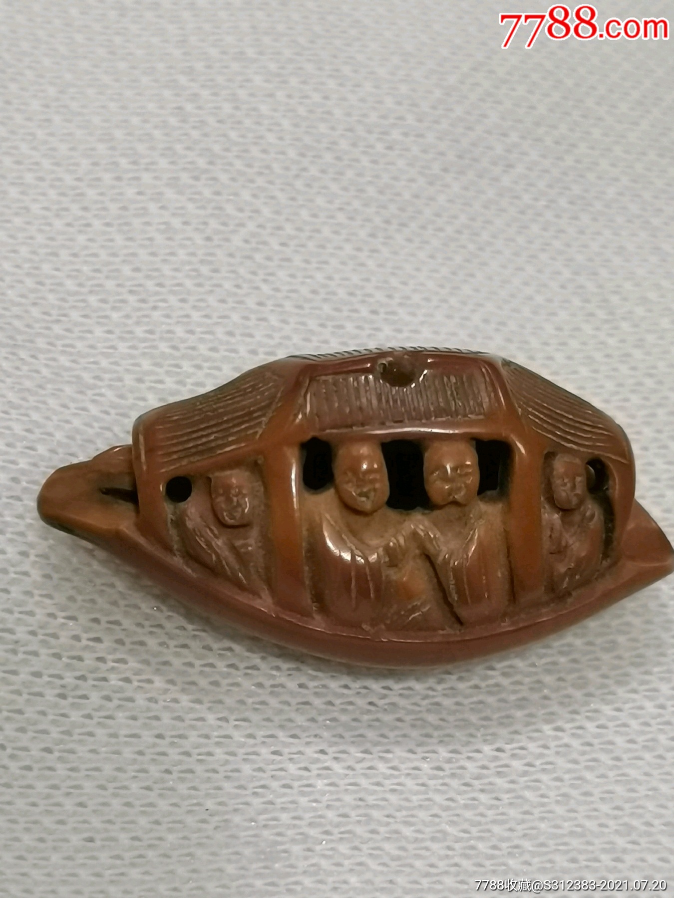 滚动鼠标滚轴,图片即可轻松放大,缩小更多"橄榄核雕"