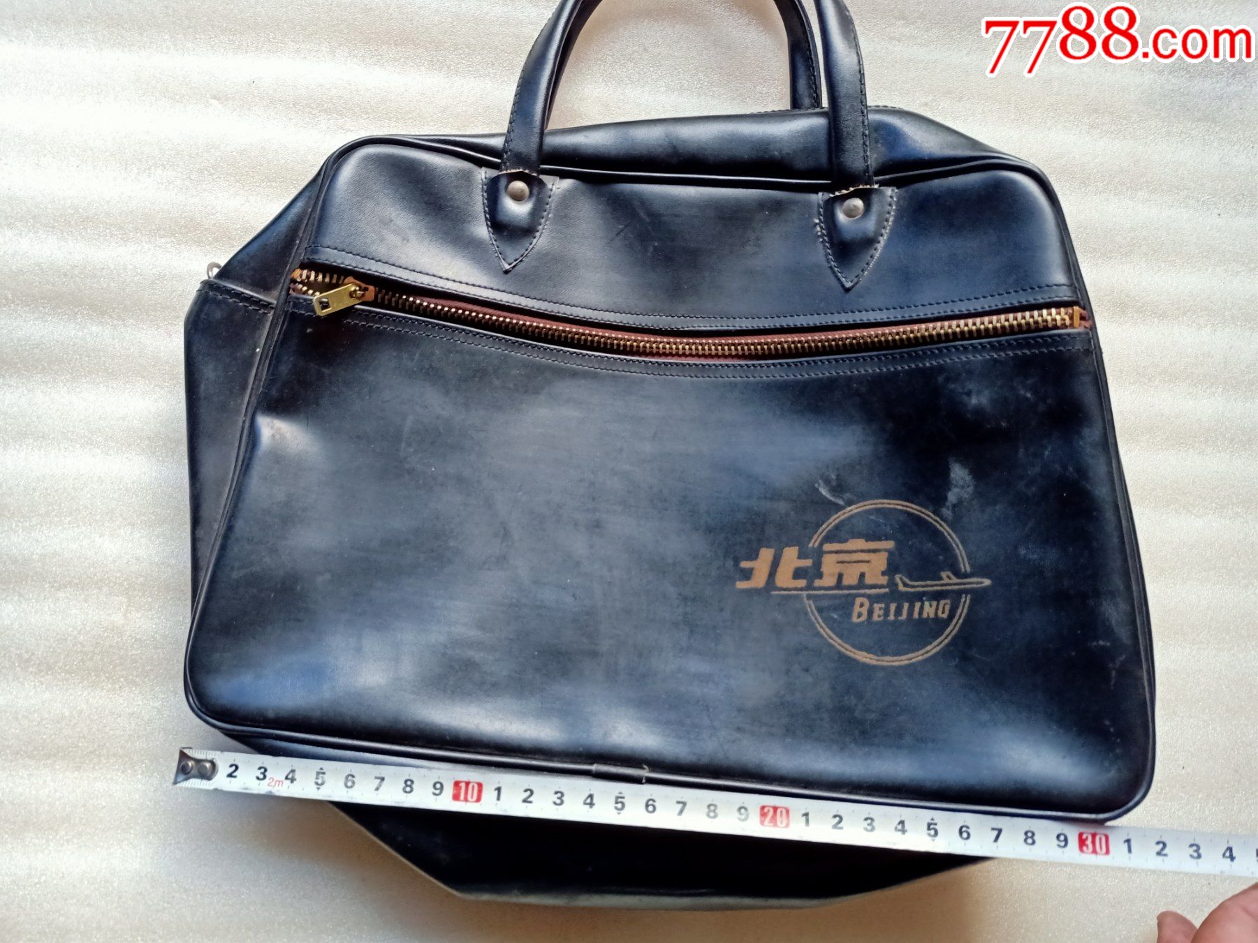 七八十年代左右北京标提包c327,接近全新品,拉链完整好用,品相如图
