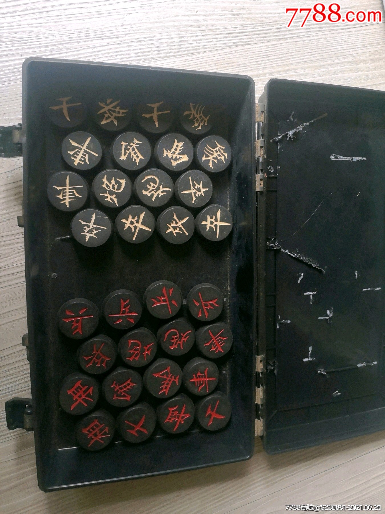 一套老象棋黑色双面刻字带一个老的玩具箱