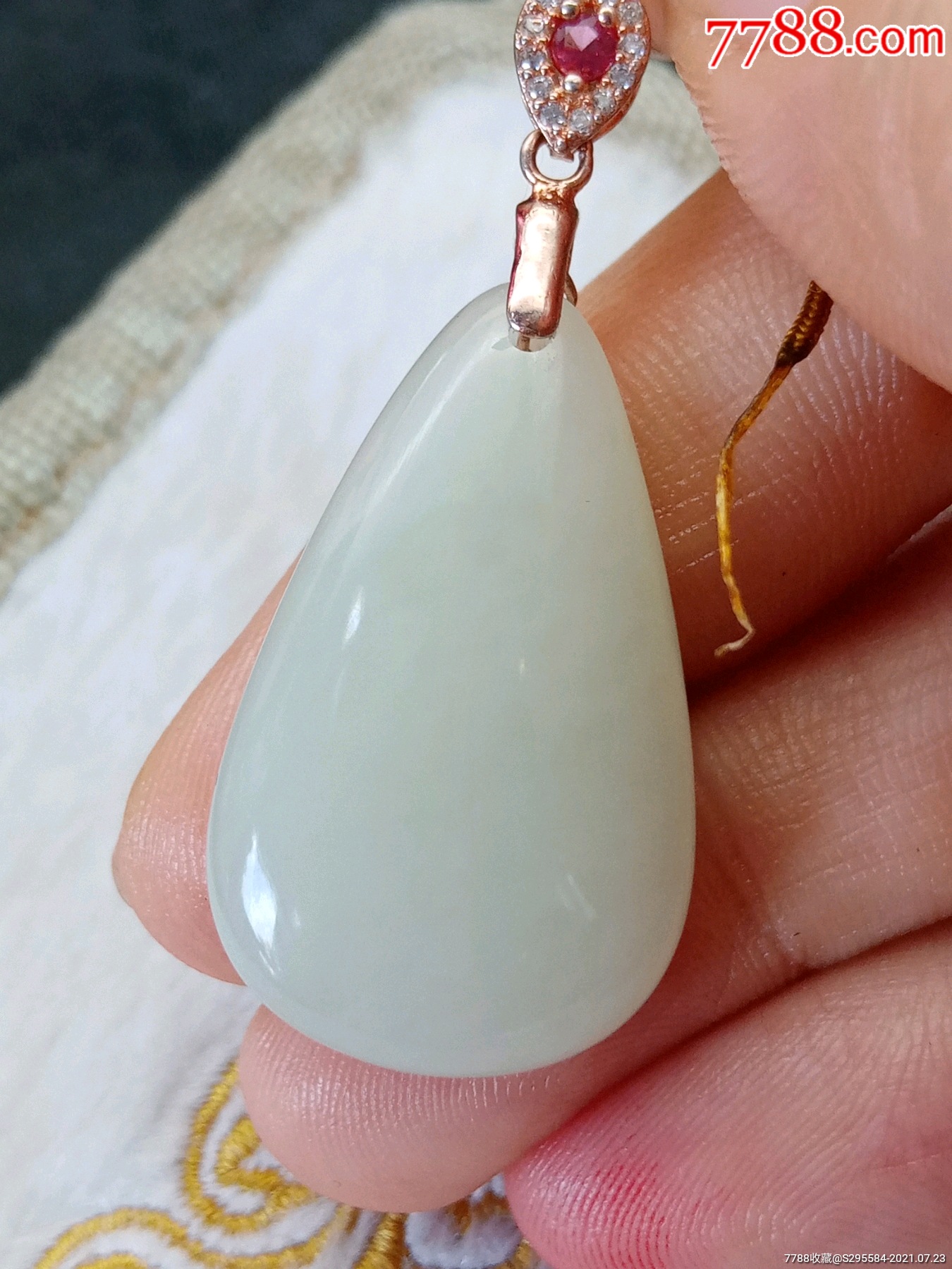 纯天然和田玉鸭蛋青山料水滴