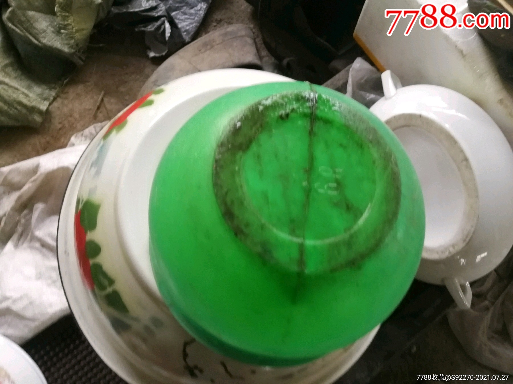 痰盂一个,果盘一个