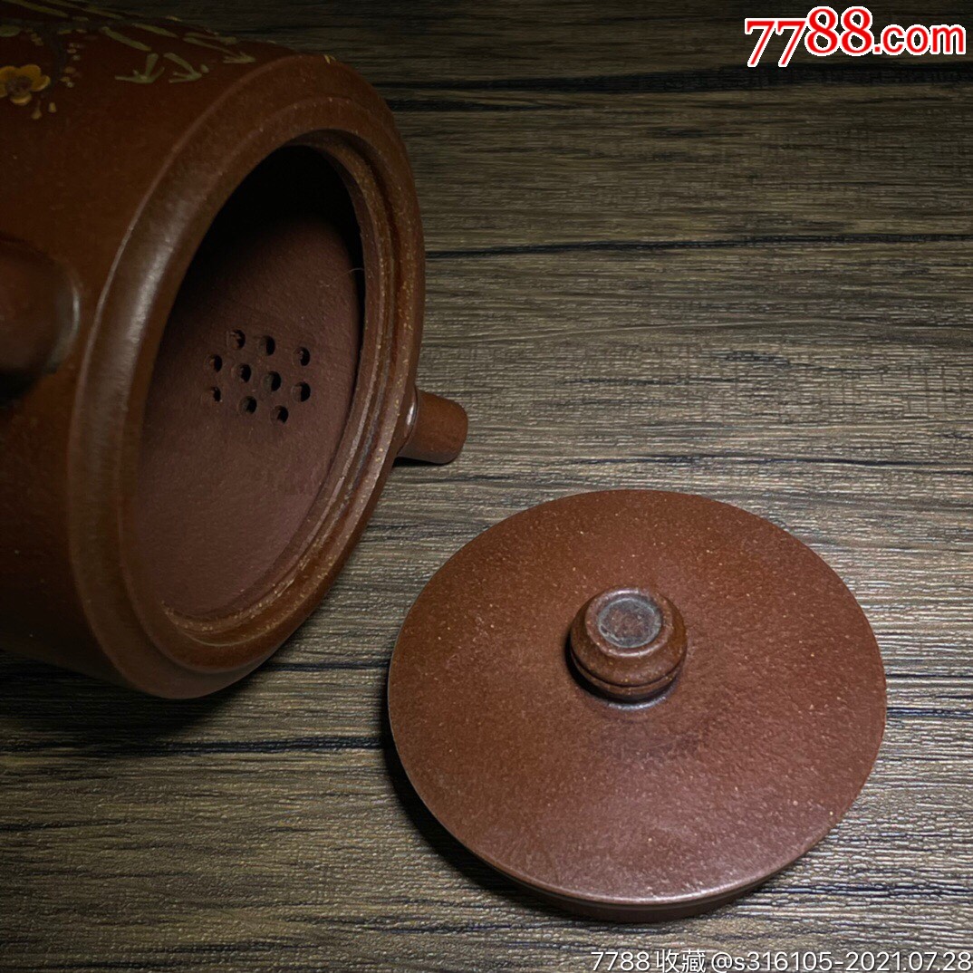 岁寒三友底款:顾清泥料:紫泥孔位:多孔尺寸:(厘米)7×14容量_紫砂壶