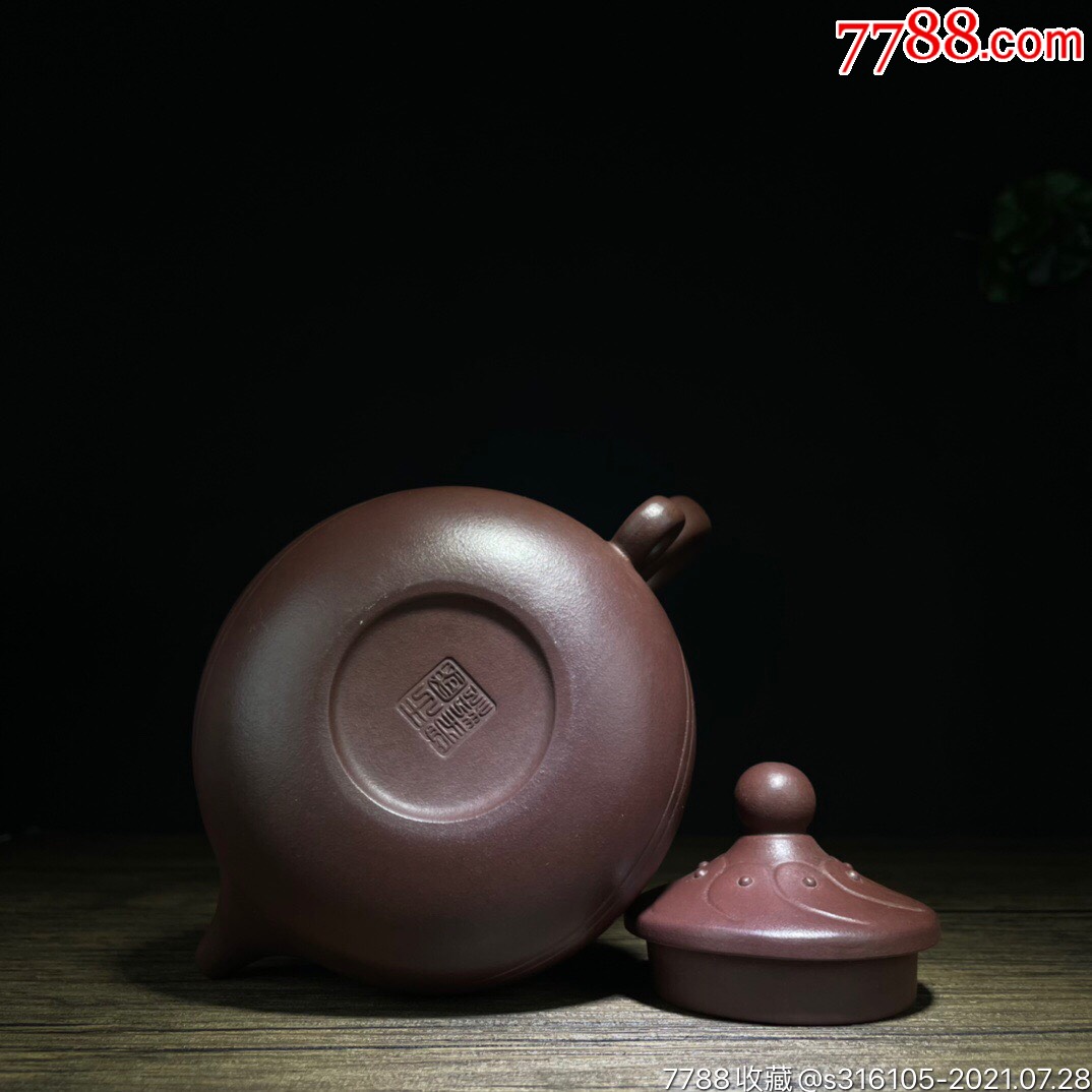 首页 拍卖 紫砂壶 >> 品名:双鱼戏珠底款:王国望泥料:紫泥孔位:多孔