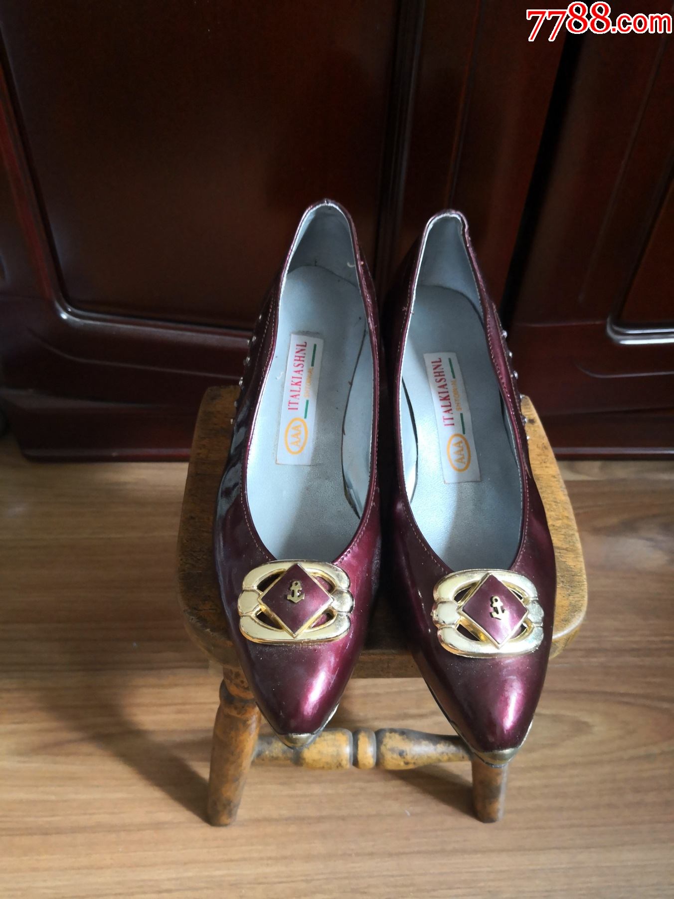 5品99全新女皮鞋一双￥1889.5品99全新六十年代运动鞋￥1589.