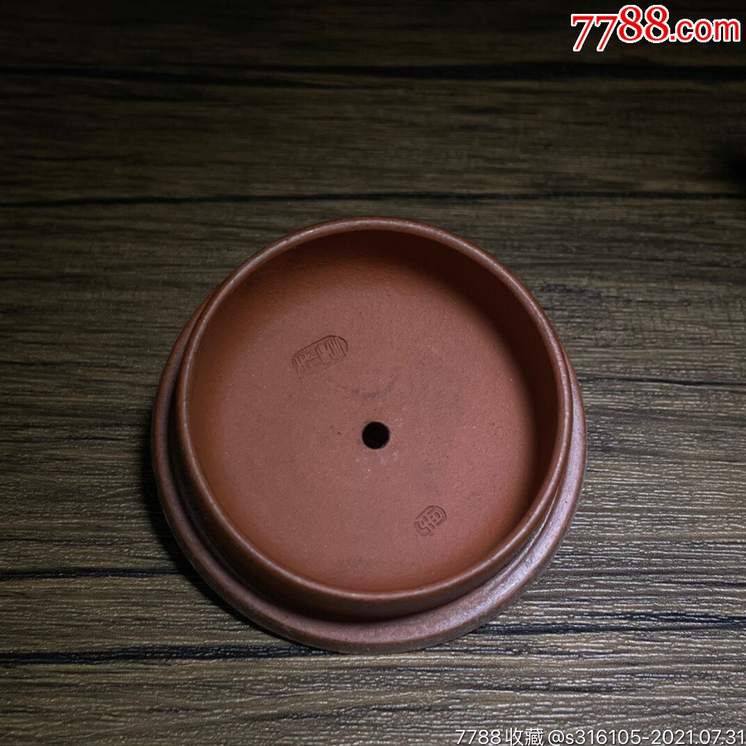 品名:紫砂壶底款:周成易泥料:清水泥孔位:多孔尺寸:(厘米)7×15容
