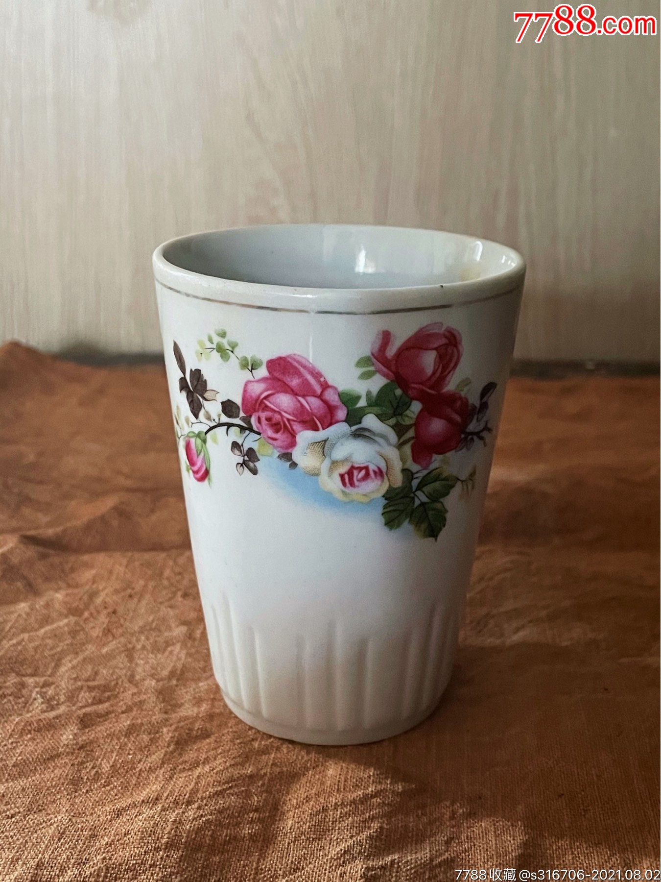 云南永胜瓷邓川瓷厂花卉笔筒一个