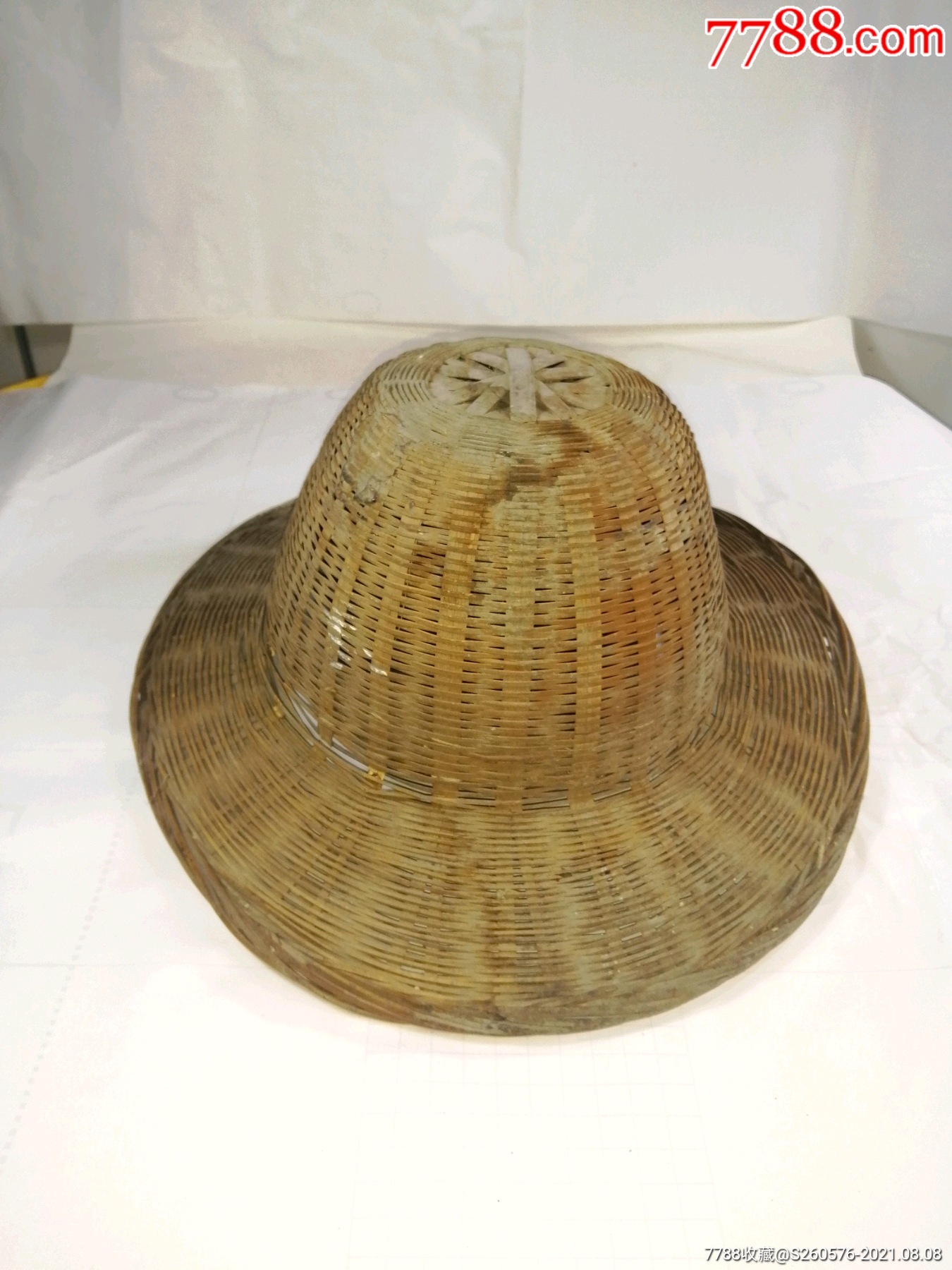 五十年代老百姓打石头带的竹编安全帽