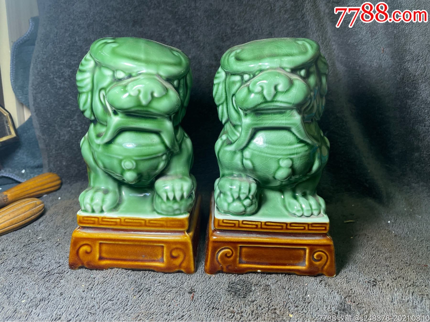 七十年代绿釉狮子瓷摆件一对