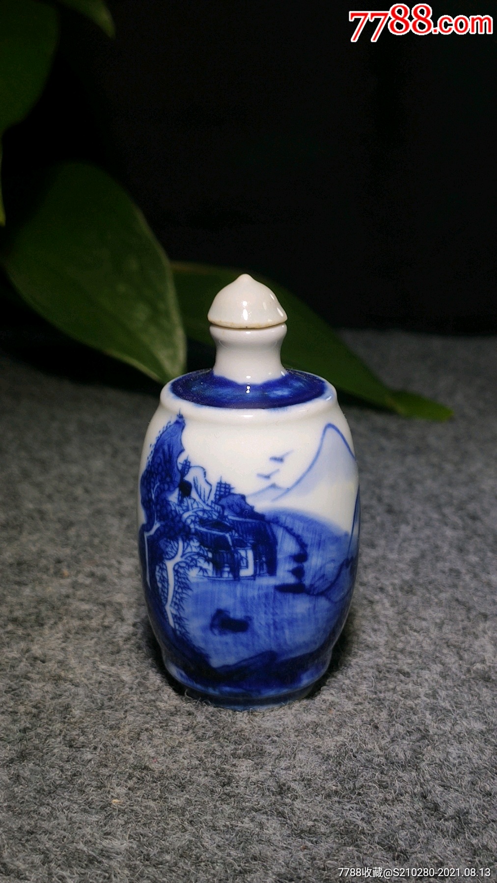 青花小瓷瓶造型独特瓷质细腻釉水肥厚精致小巧