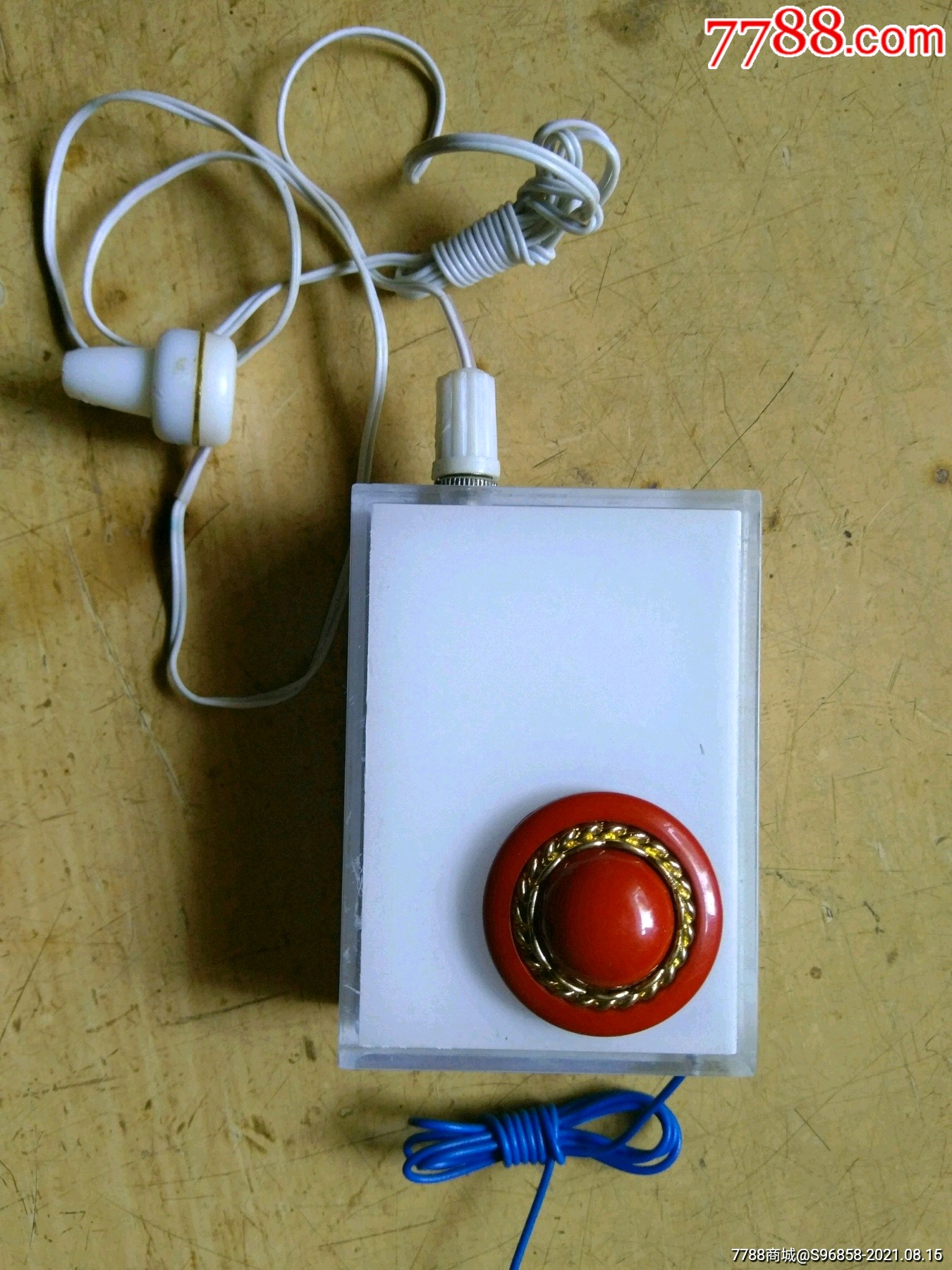 老前辈手工制作的火柴盒大小的微型调频耳塞式收音机