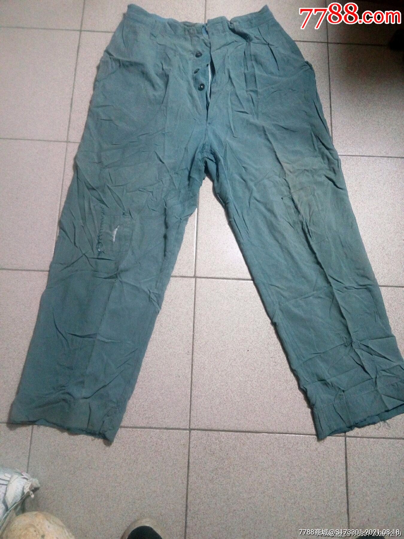 老式裤子褪色有破有补