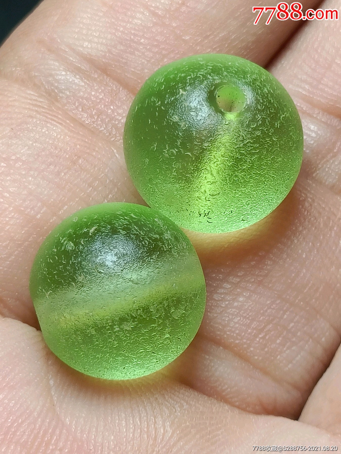 清代古法琉璃珠一对(浅绿色)