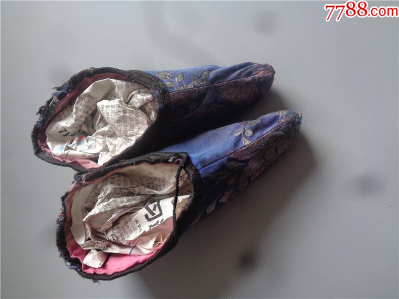 清代三寸金莲绣花鞋一双