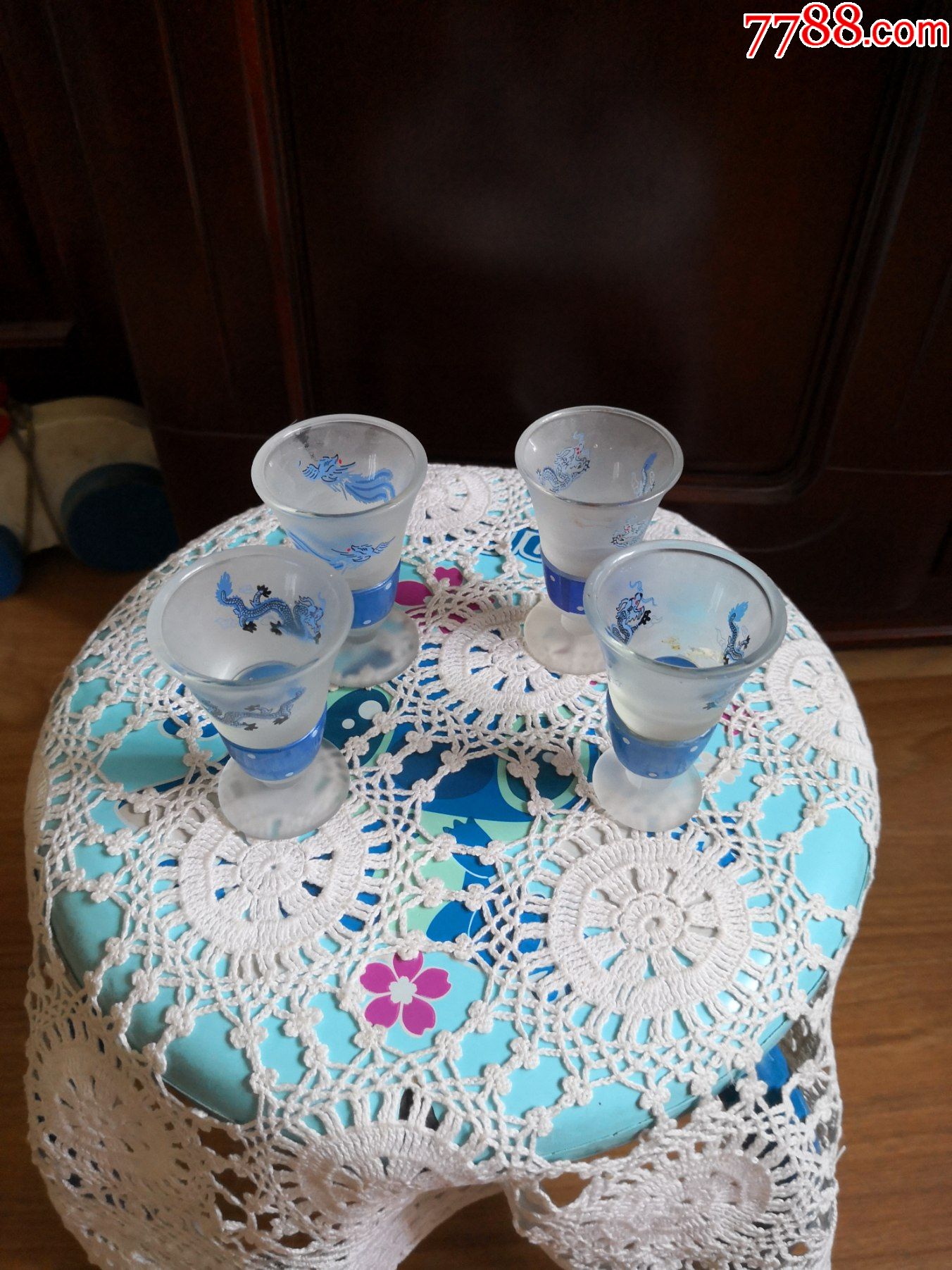 四个显影玻璃杯