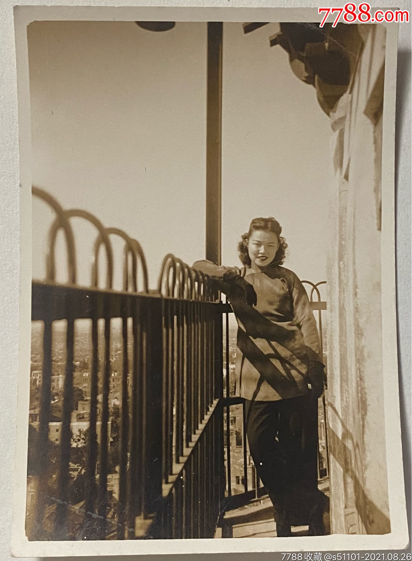 民国时期美女在上海高楼屋顶阳台留影照_老照片_图片收藏_回收价格