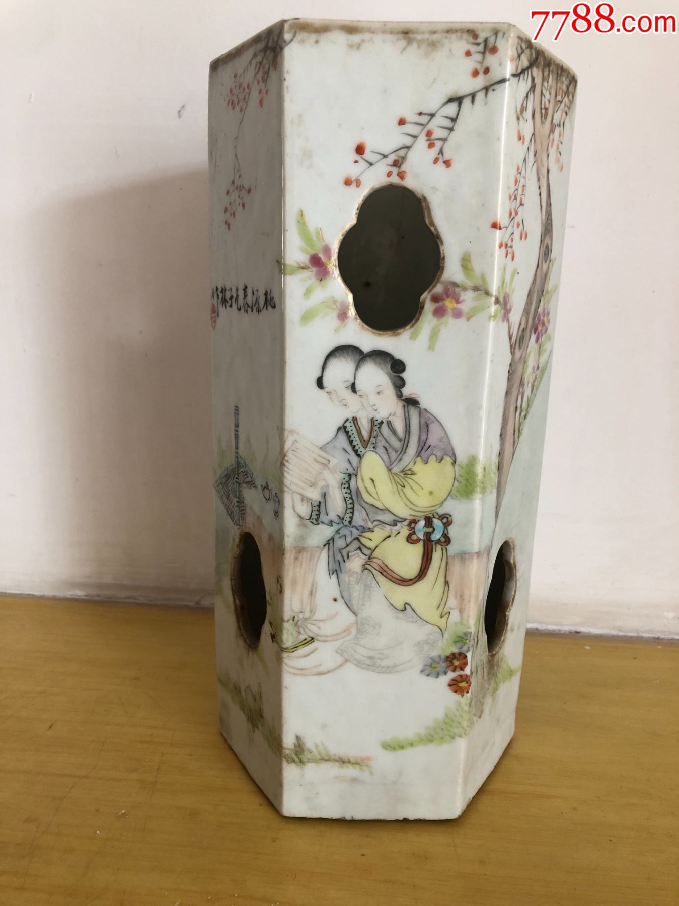 清代名家何子林浅绛彩人物六方开窗帽筒