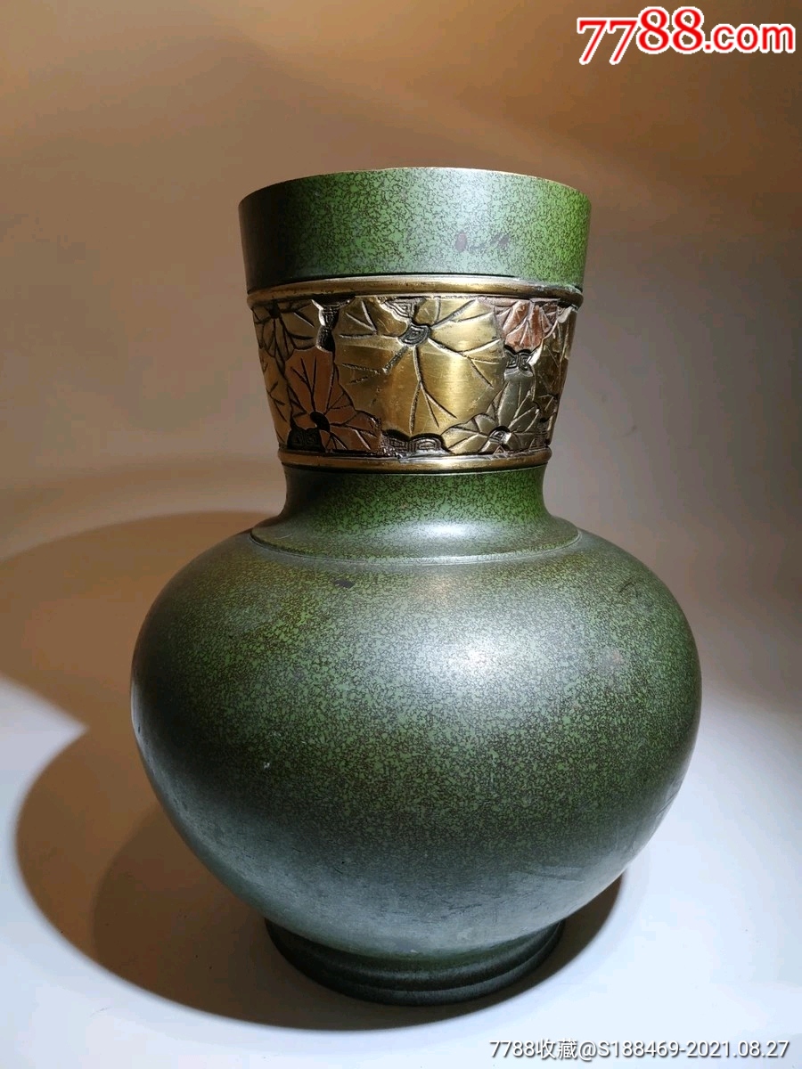 铜瓶,日本铜花器花入,峰云造,底部有落款,品相完好.高23厘米口径10.