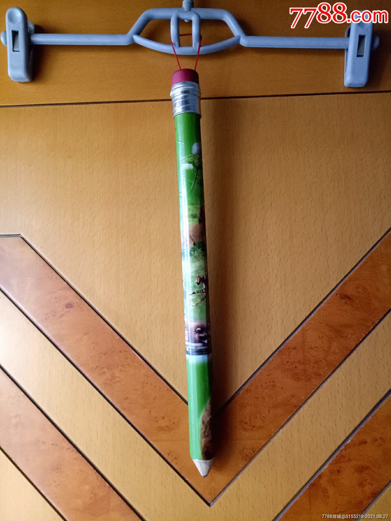 巨型铅笔一支(长38cm,直径8cm),身边多位教师见此笔,皆惊呼称奇