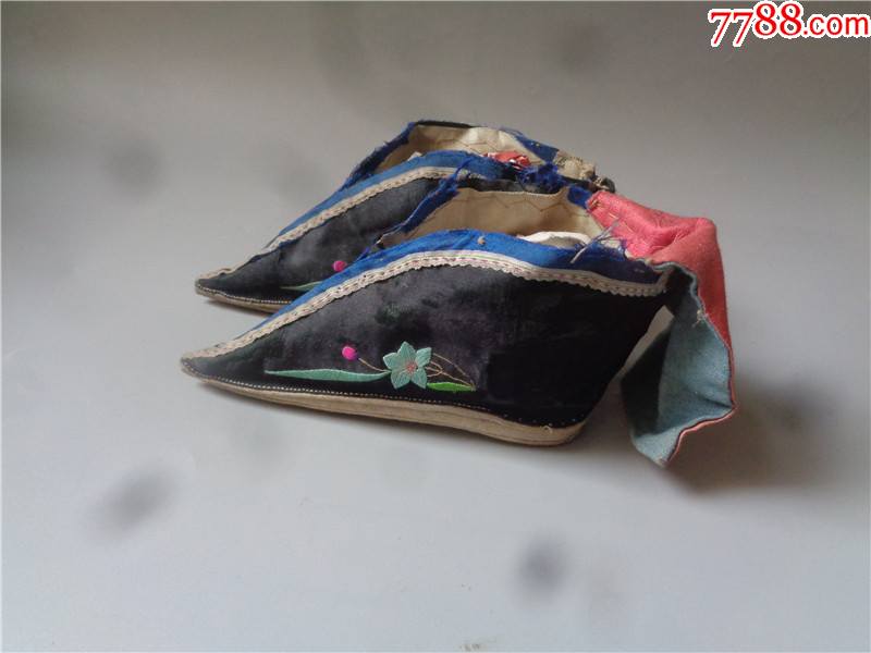 清代三寸金莲绣花鞋一双