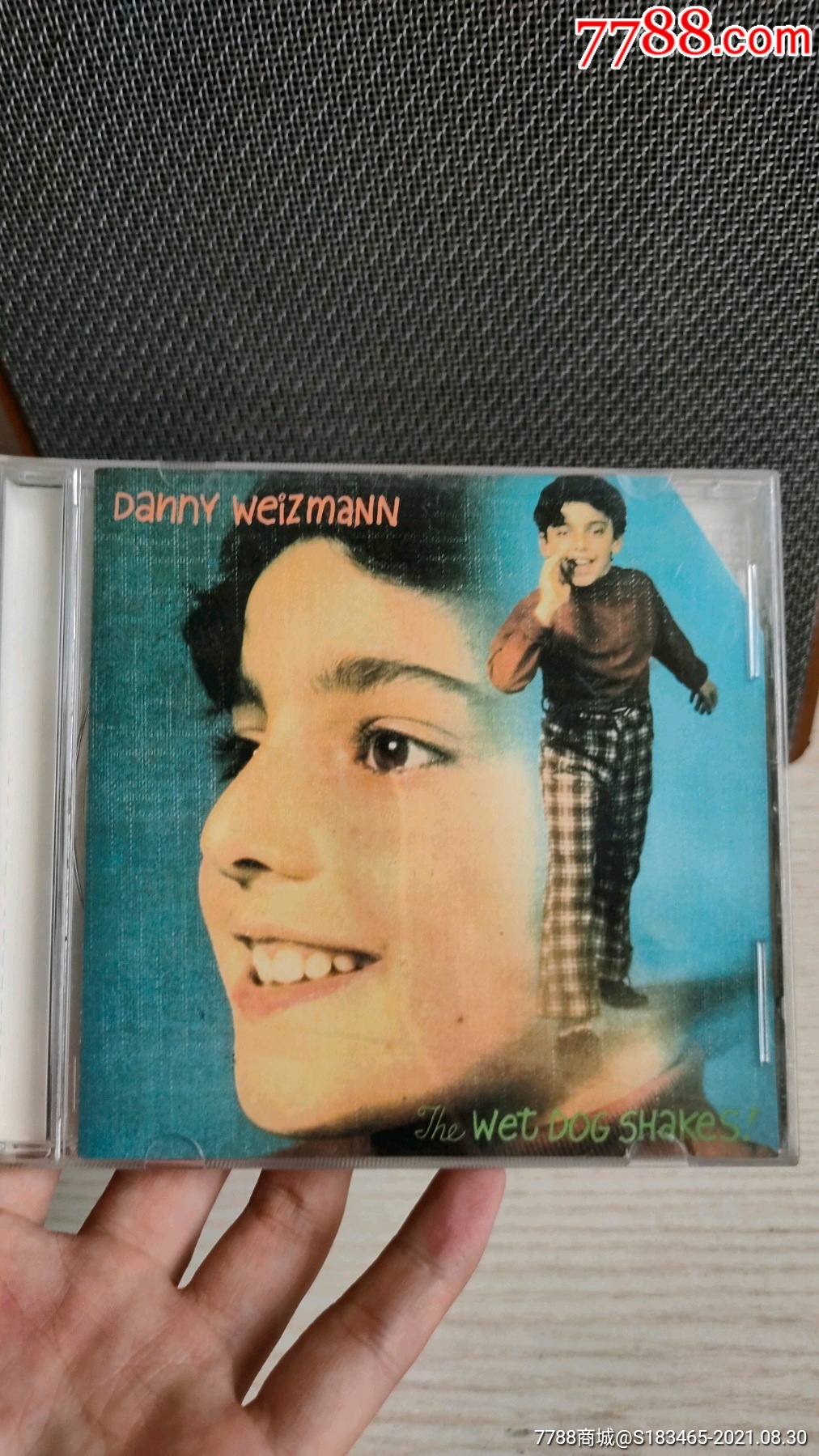 一张外国首版无码cd碟片,正常播放不退不换,.封面缺了点.