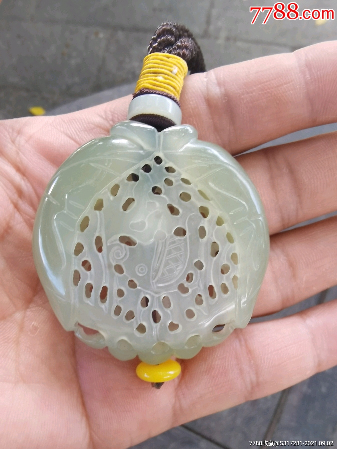 和田玉镂空挂件一个