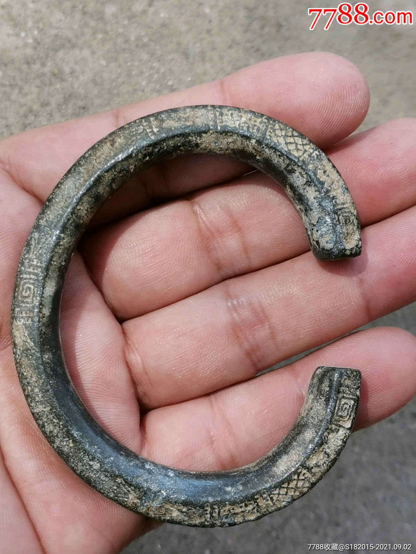 云南少数民族戴的铝手镯