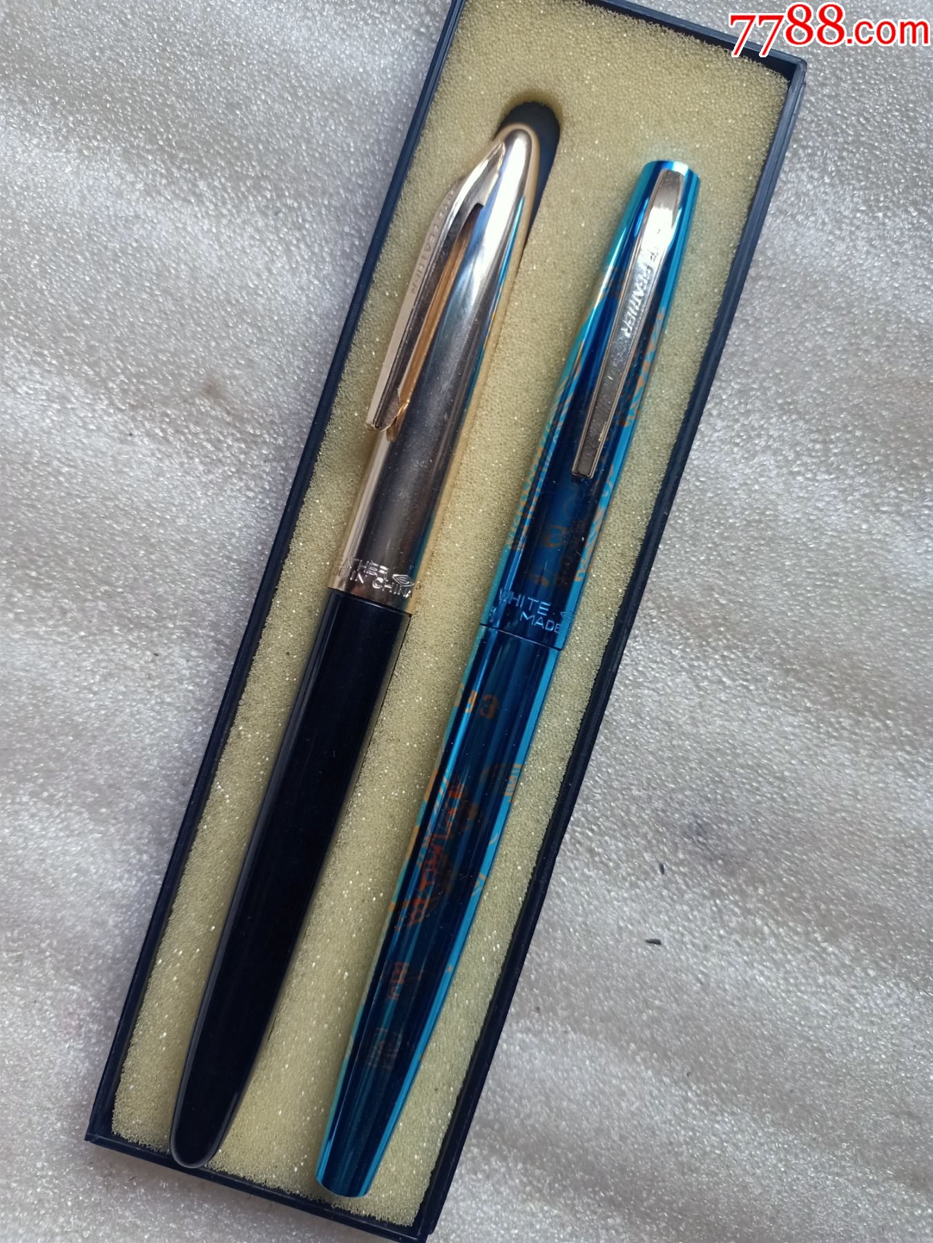 两只白翎钢笔d117都是全新品一个有箭标的品相如图
