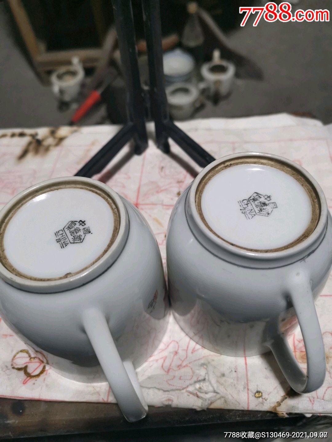 少见567景德镇墨彩底款小鸡杯一对