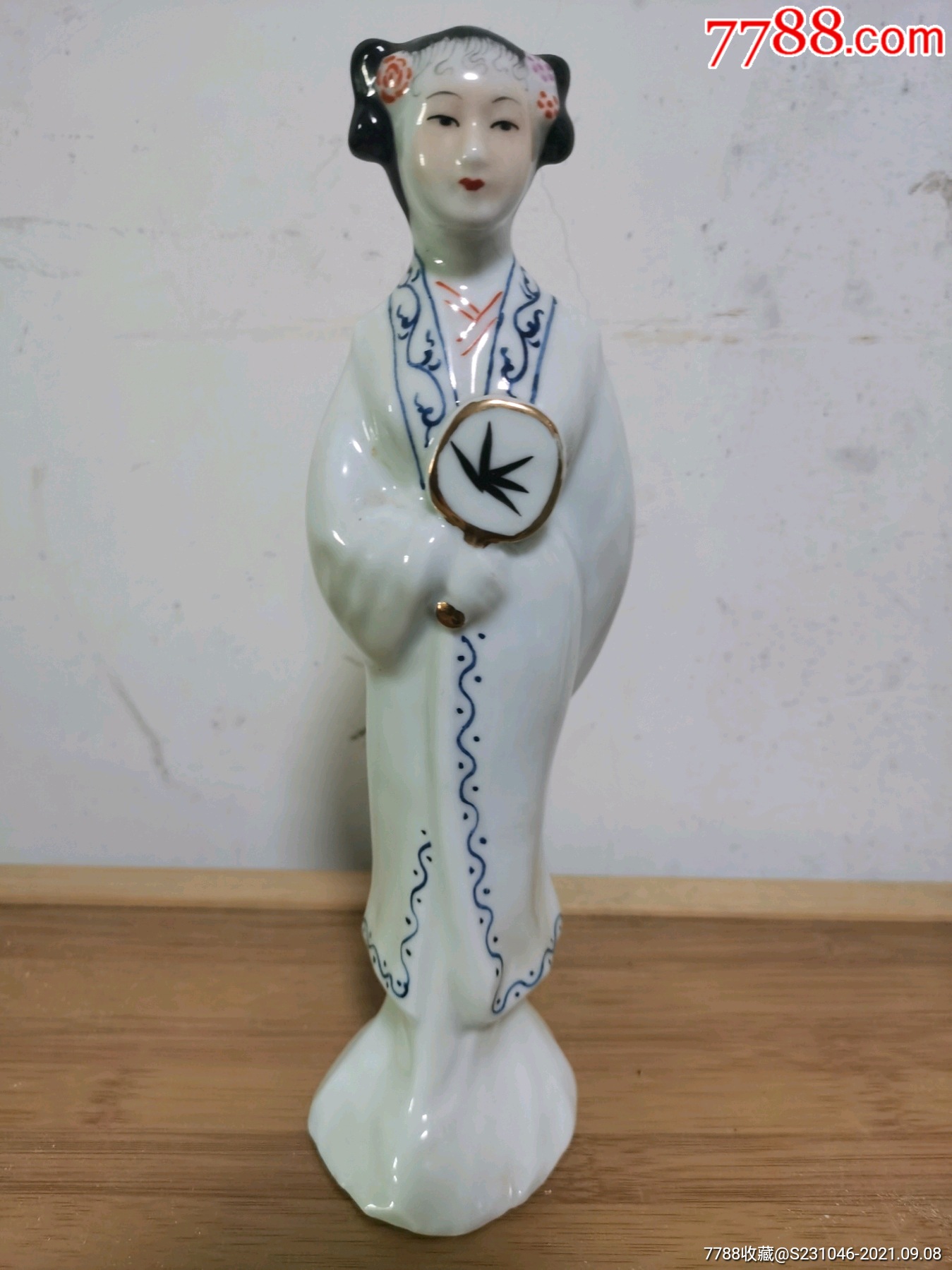 早期雕塑瓷厂瓷雕红楼梦人物探春瓷像摆件