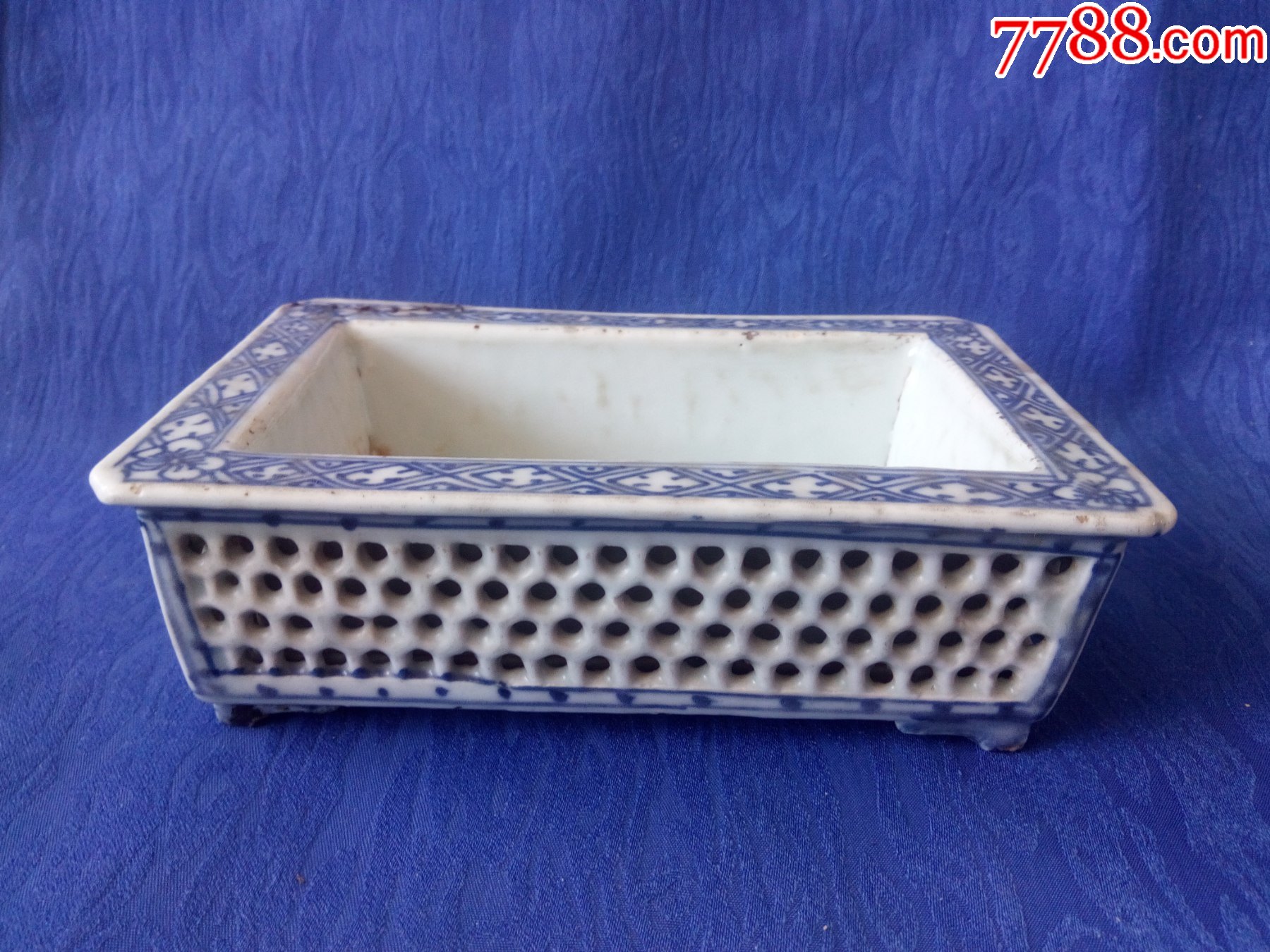 青花手绘缠枝花卉镂空几何图形四足折沿水仙盆器形周正美观大方_价格