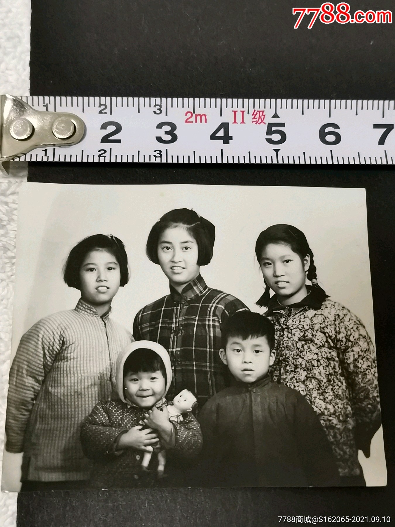 儿童抱娃娃家庭合影_老照片_图片收藏_回收价格_7788老照片