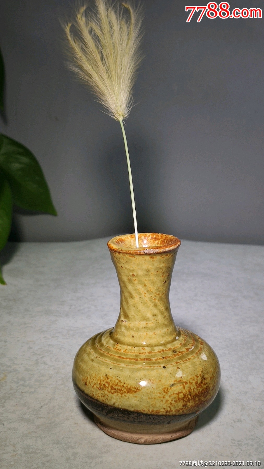 精美小瓷瓶造型独特瓷质细腻釉水肥厚精致小巧