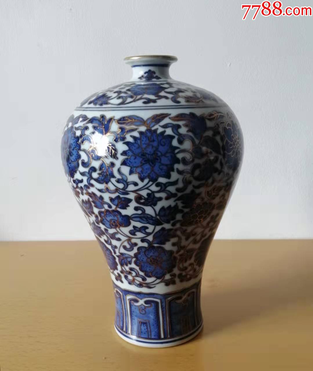 清乾隆年制青花花卉纹梅瓶