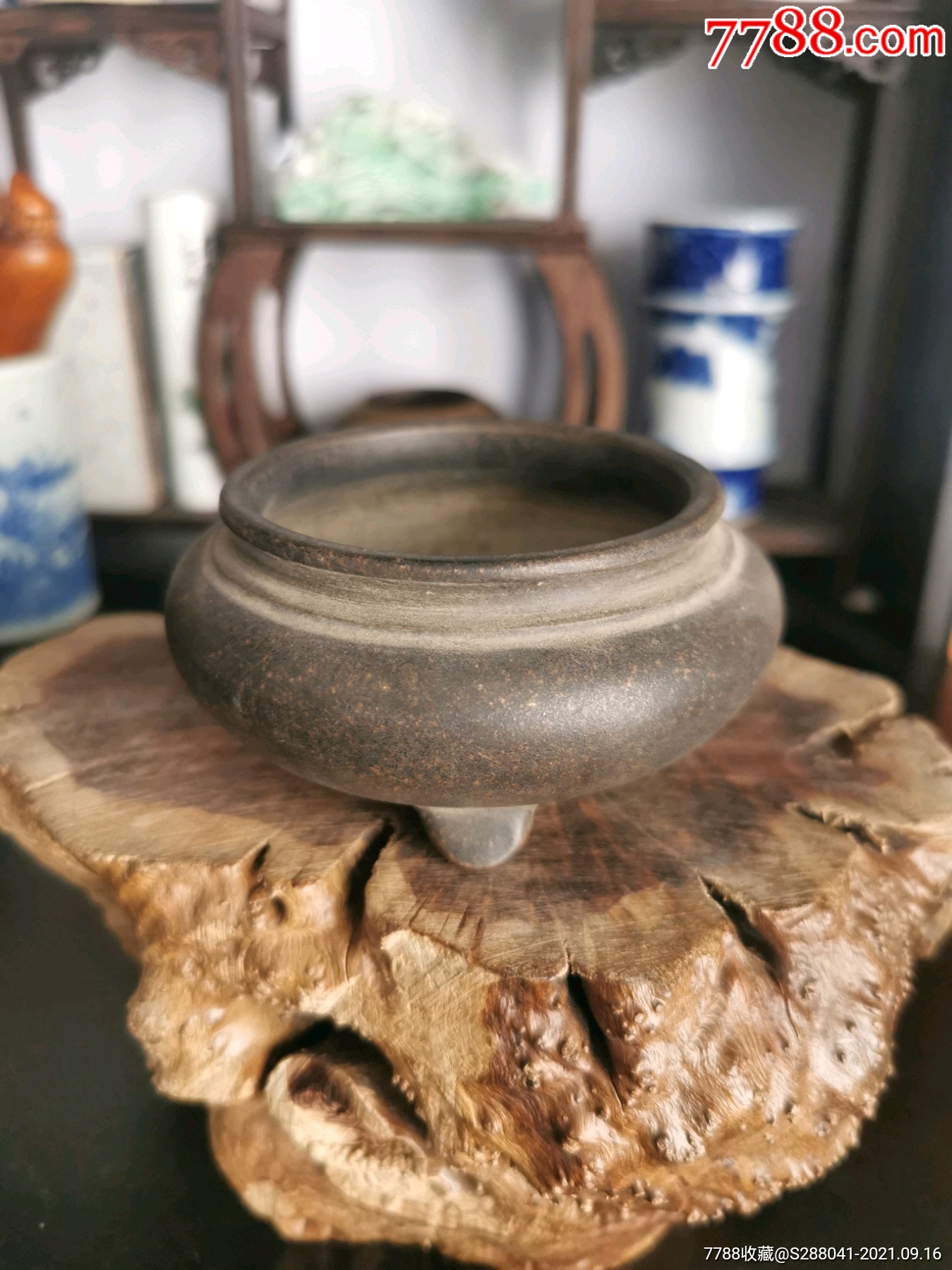 收藏品素面兽脚紫砂香炉摆件