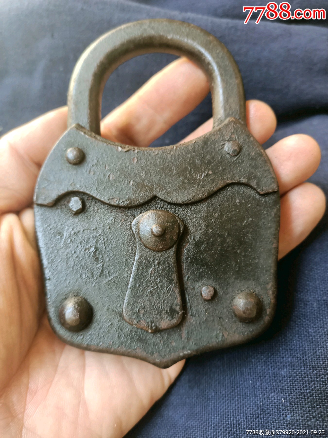 带商标的精美大铁锁