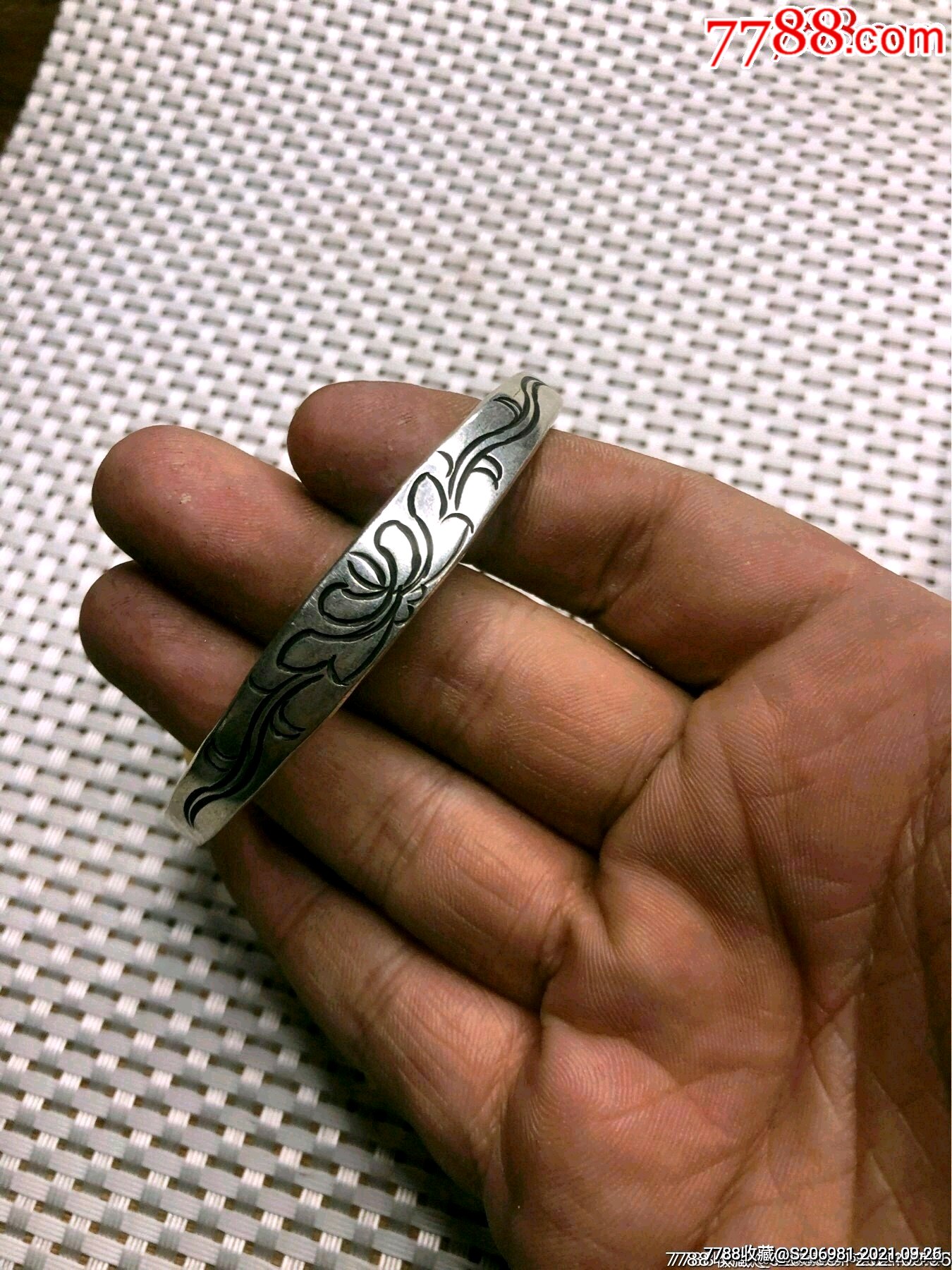 银手镯莲花纹饰