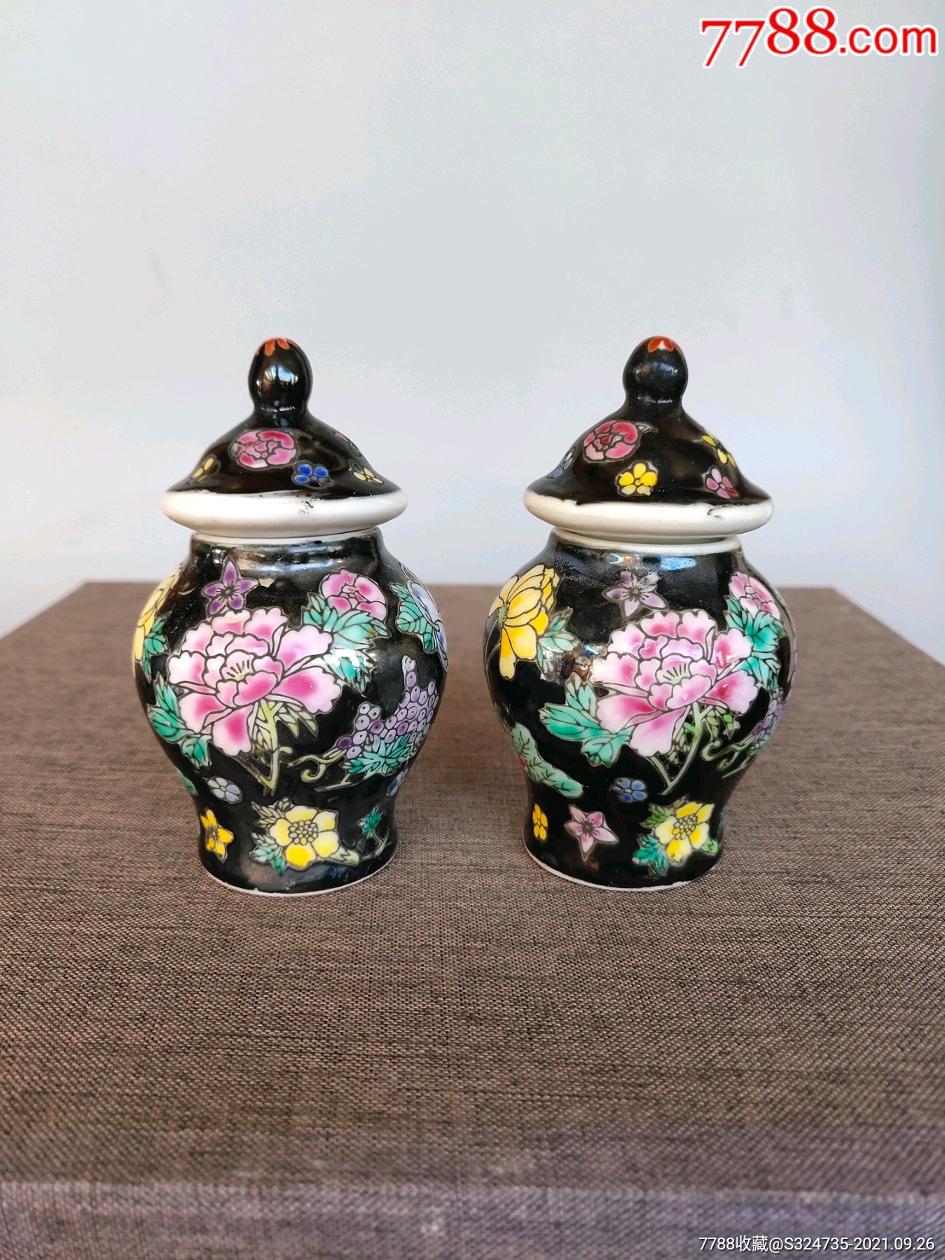 创汇时期黑底粉彩小将军罐一对
