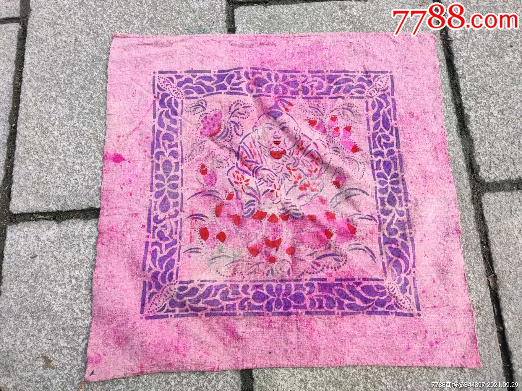 清代女子挂在大襟衣服胸前的蜡染印花连生贵子纹手绢