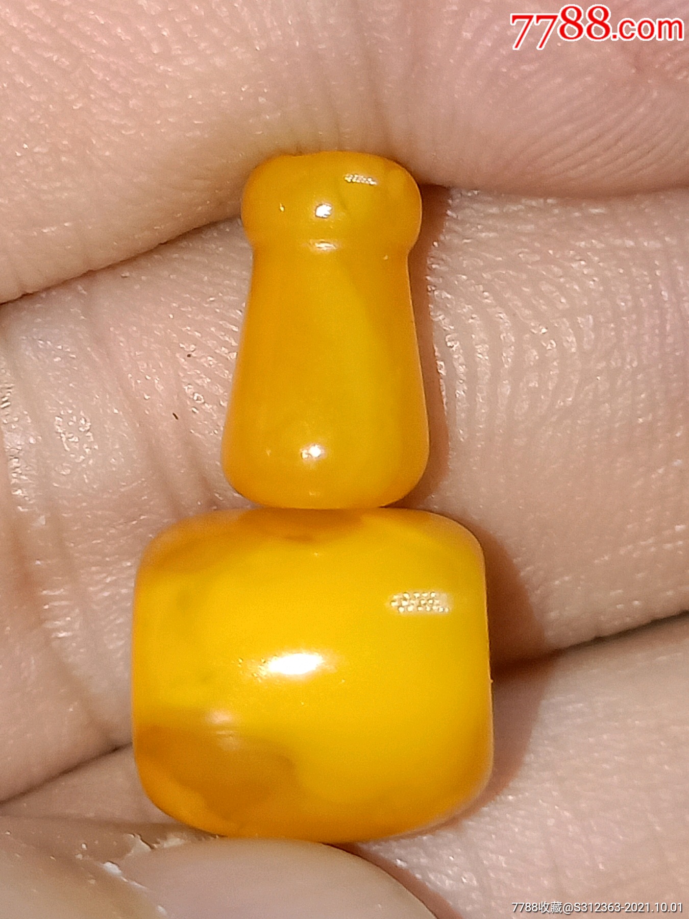 鸡油黄蜜蜡三通佛头