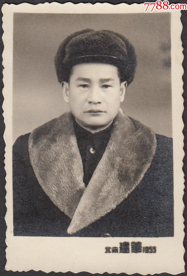 五十年代穿貂皮大衣的男子