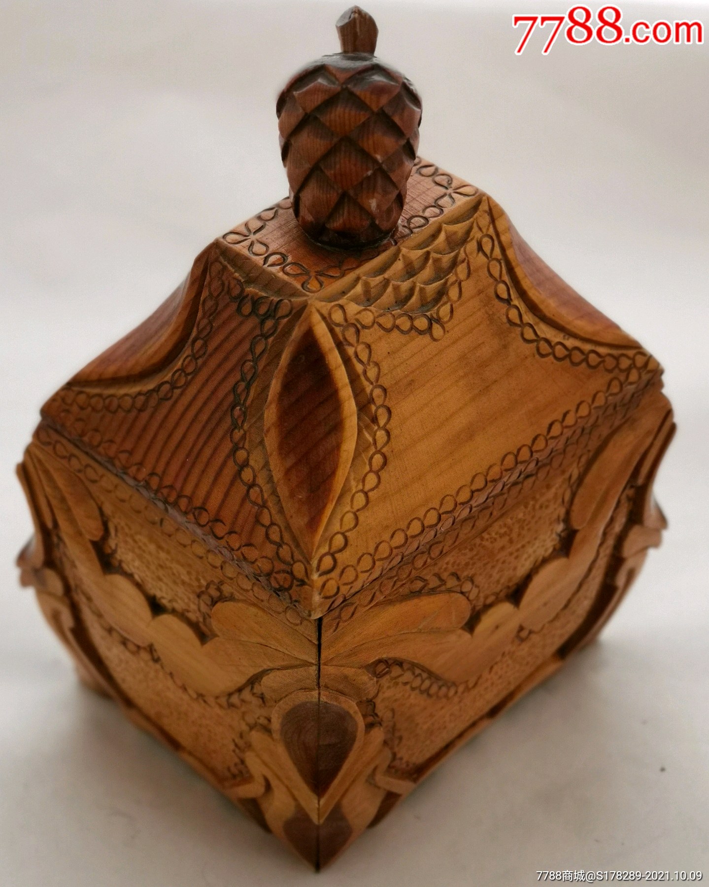 俄罗斯手工木刻松塔首饰盒