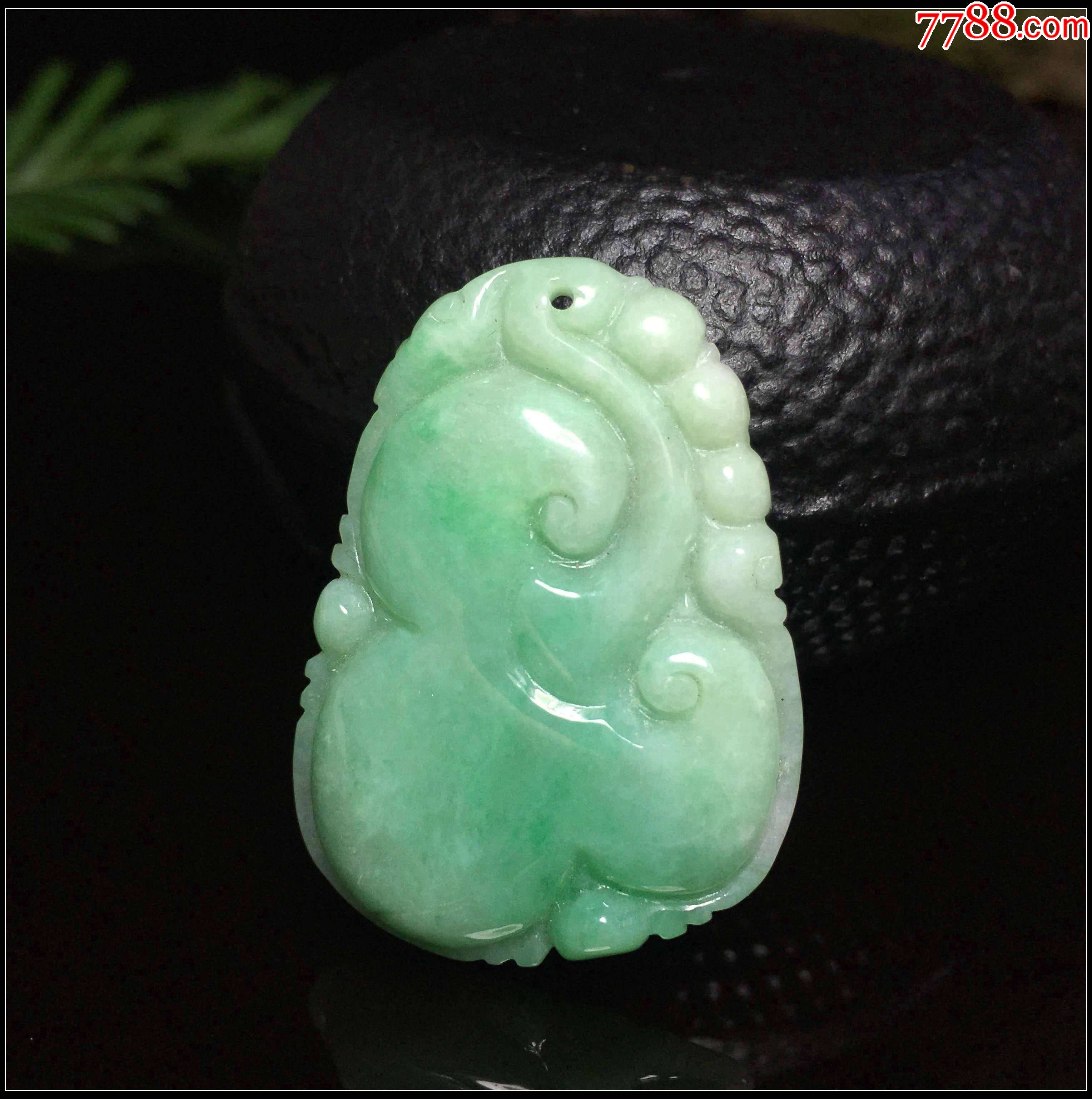 天然翡翠a货飘绿如意吊坠