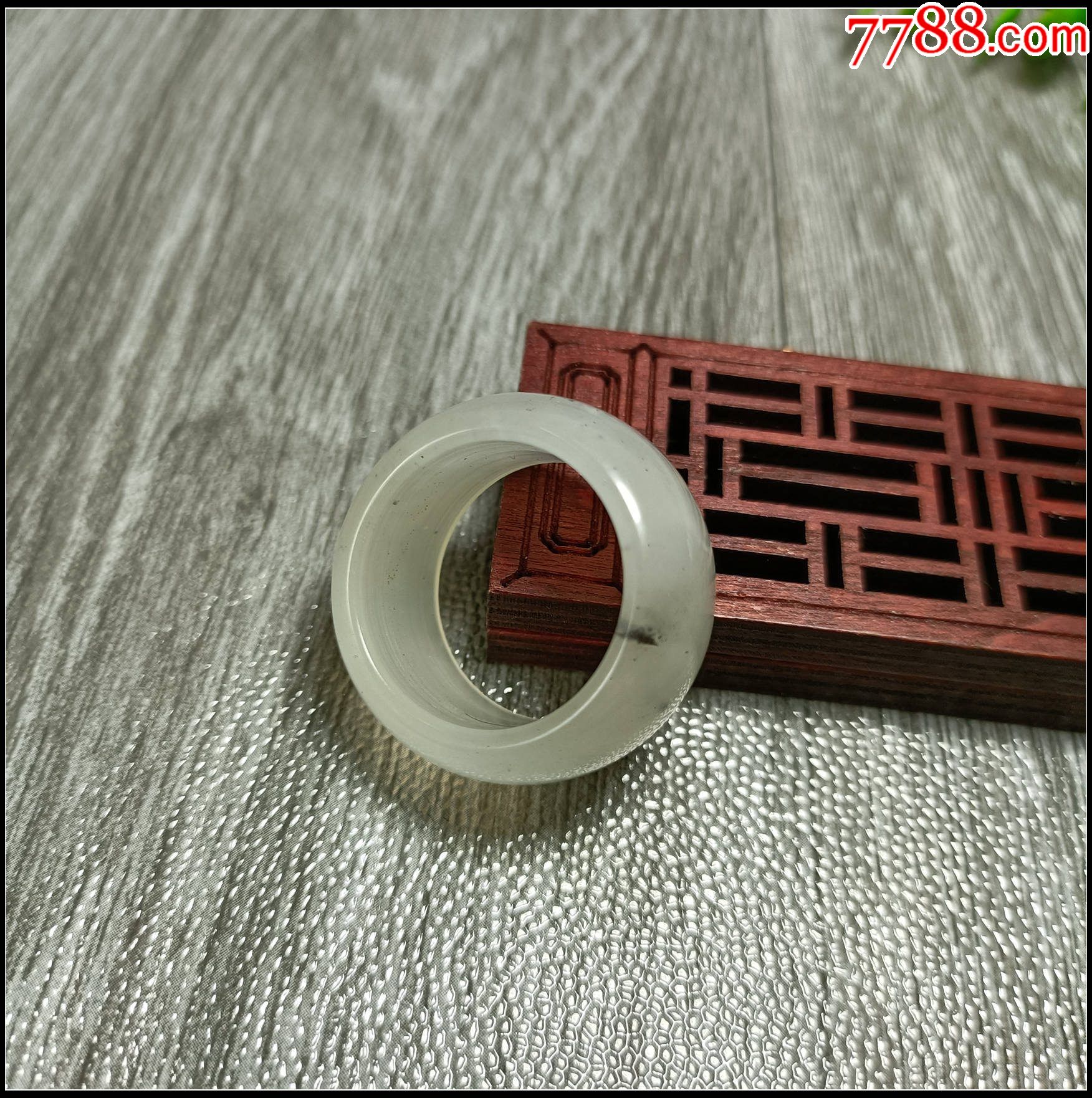 天然岫玉宽版玉戒指