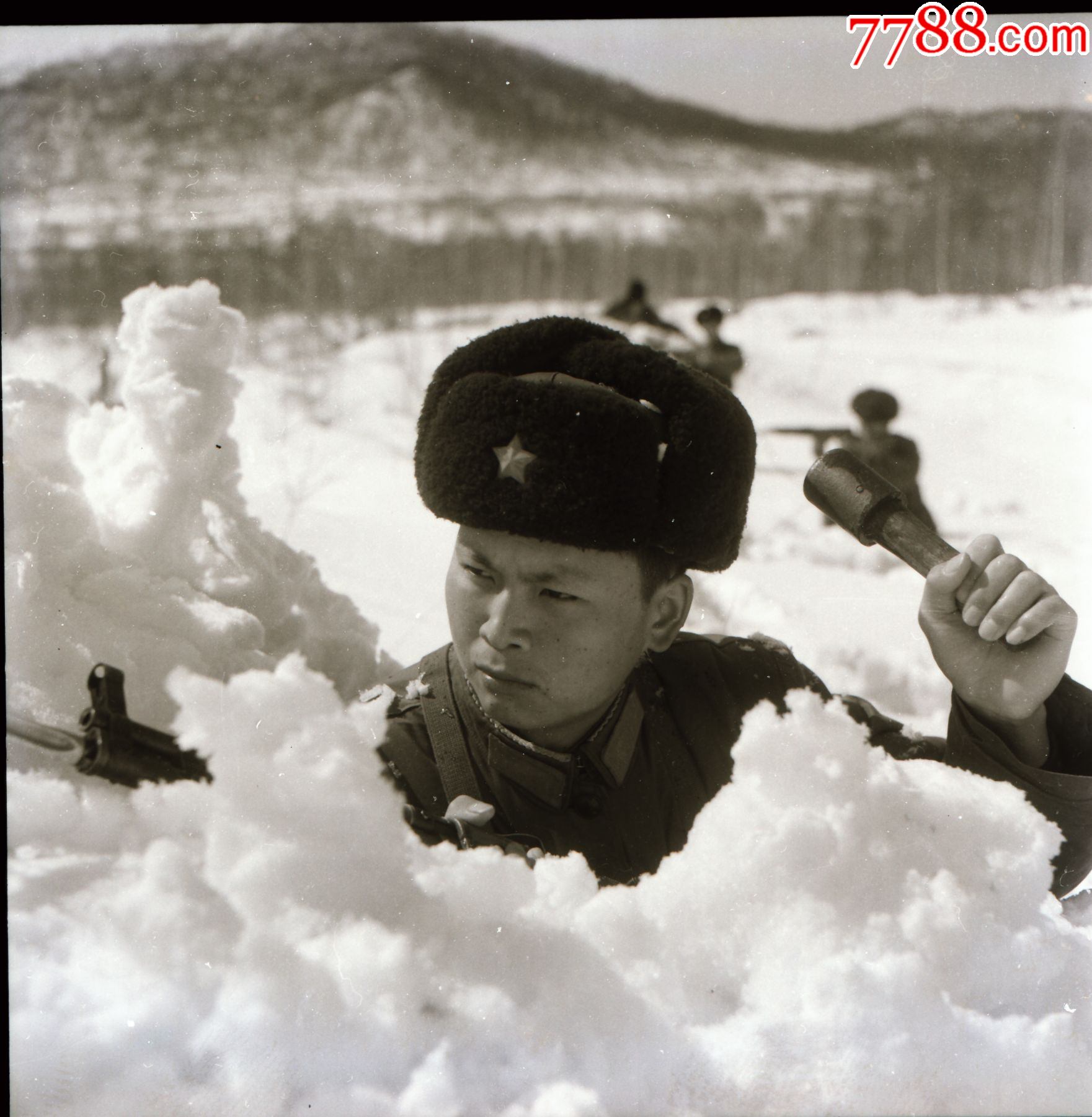 文革时期*队军人老照片珍宝岛寒地重机枪防空大作战