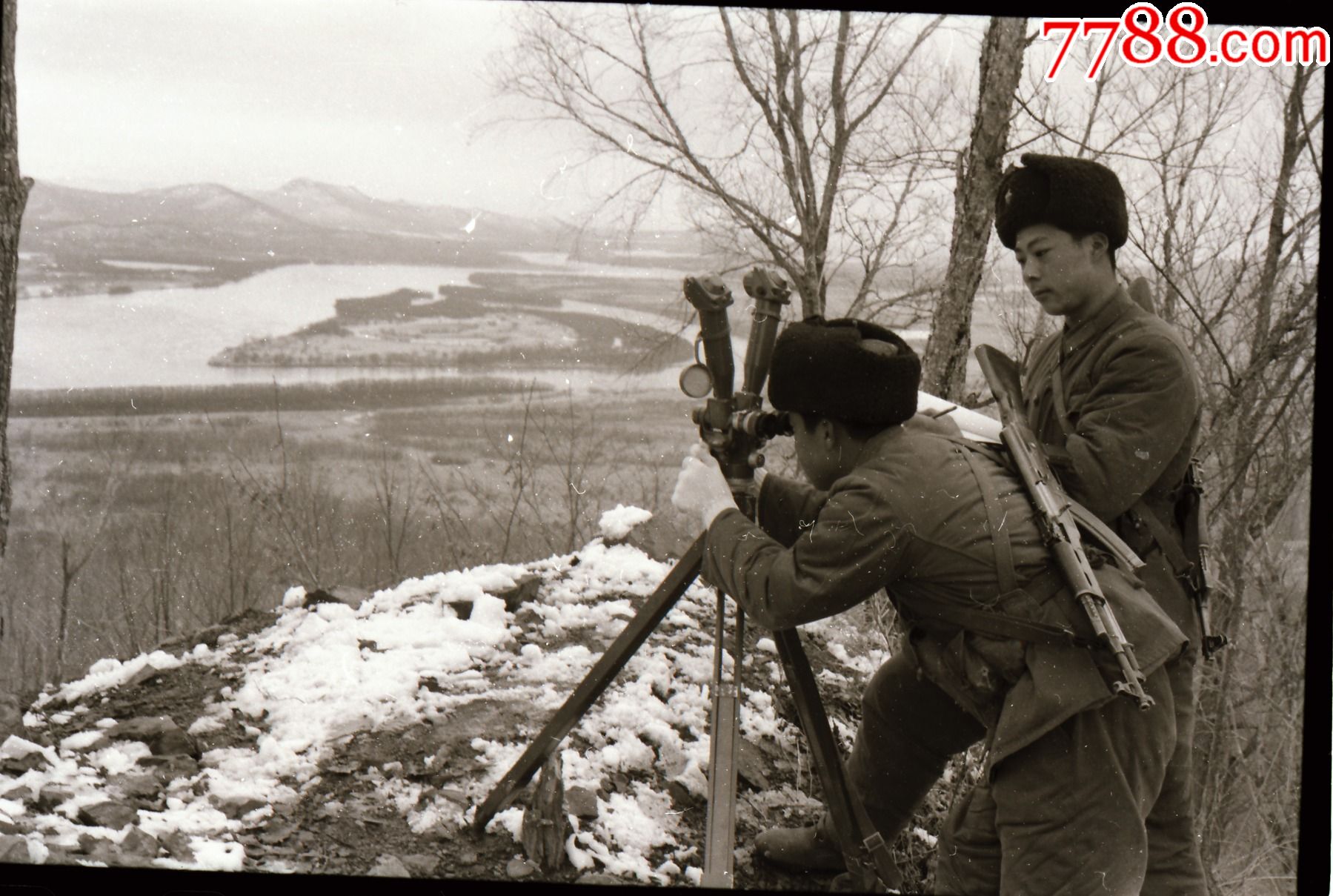 文革时期*队军人老照片珍宝岛炮兵使用炮队镜测距中国领土不容侵犯