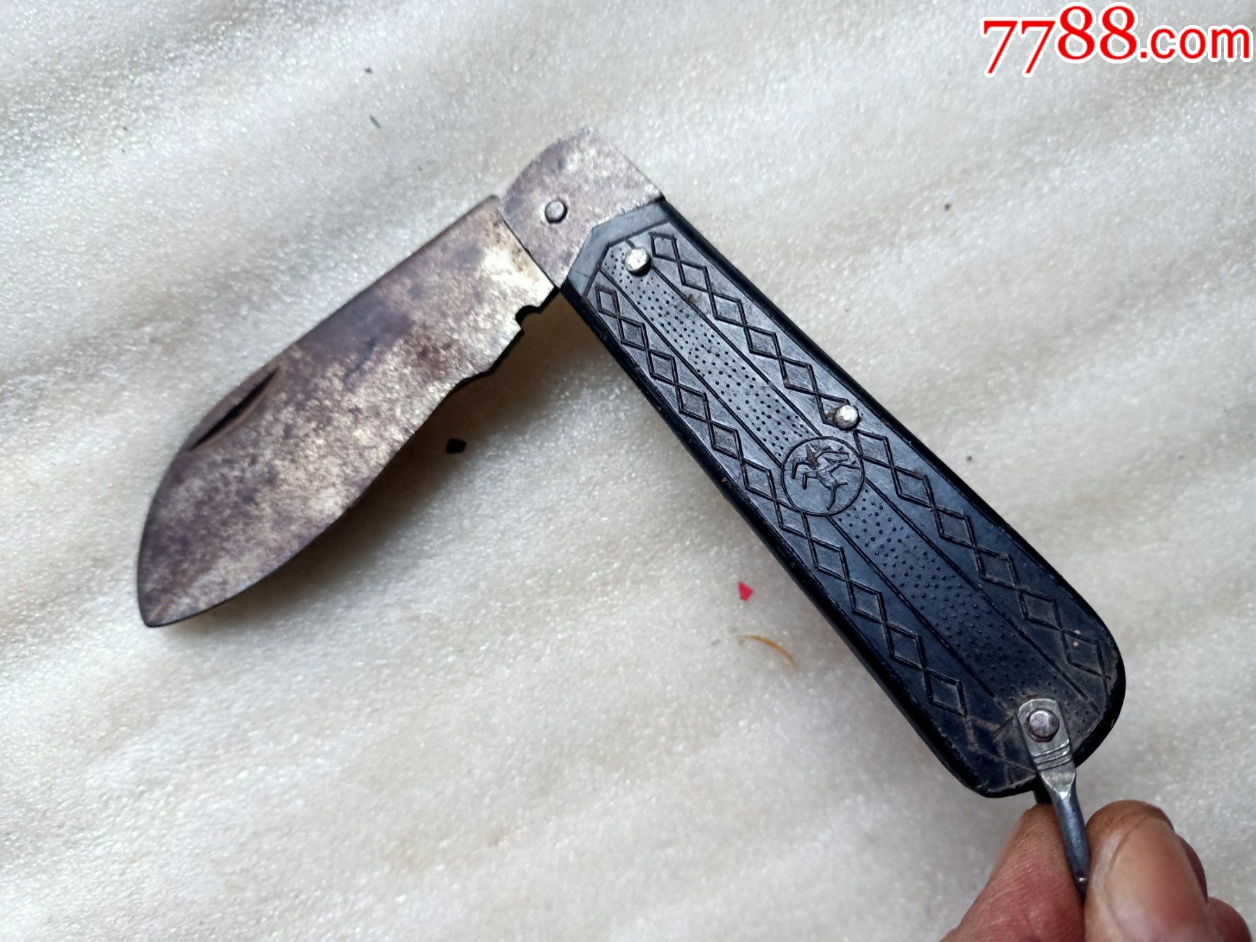 全新库存货,小双鹿电工刀d602,全新品,没有开刃,表面有浮锈,弹力好