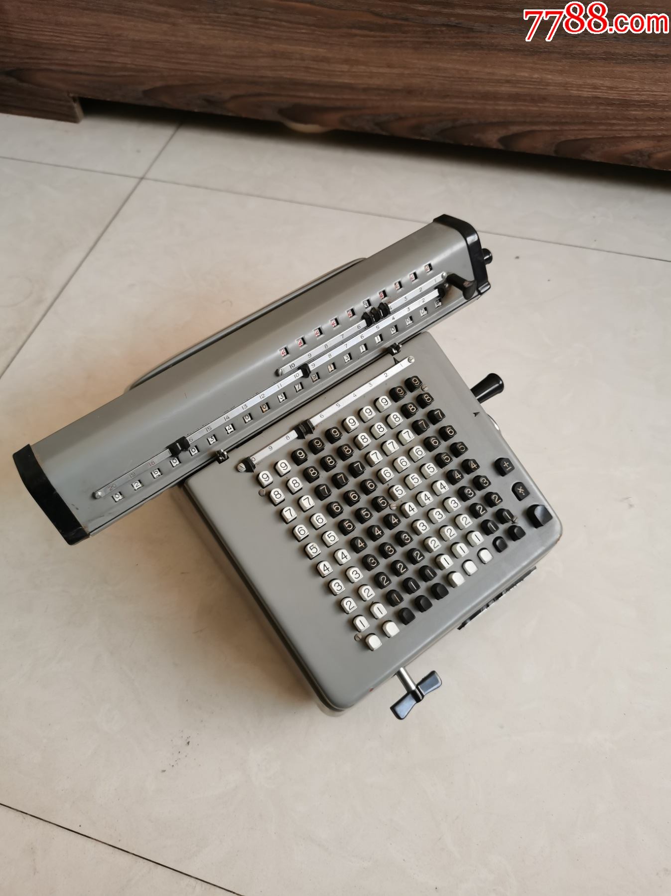 1977年上海产飞鱼牌老式手摇计算机