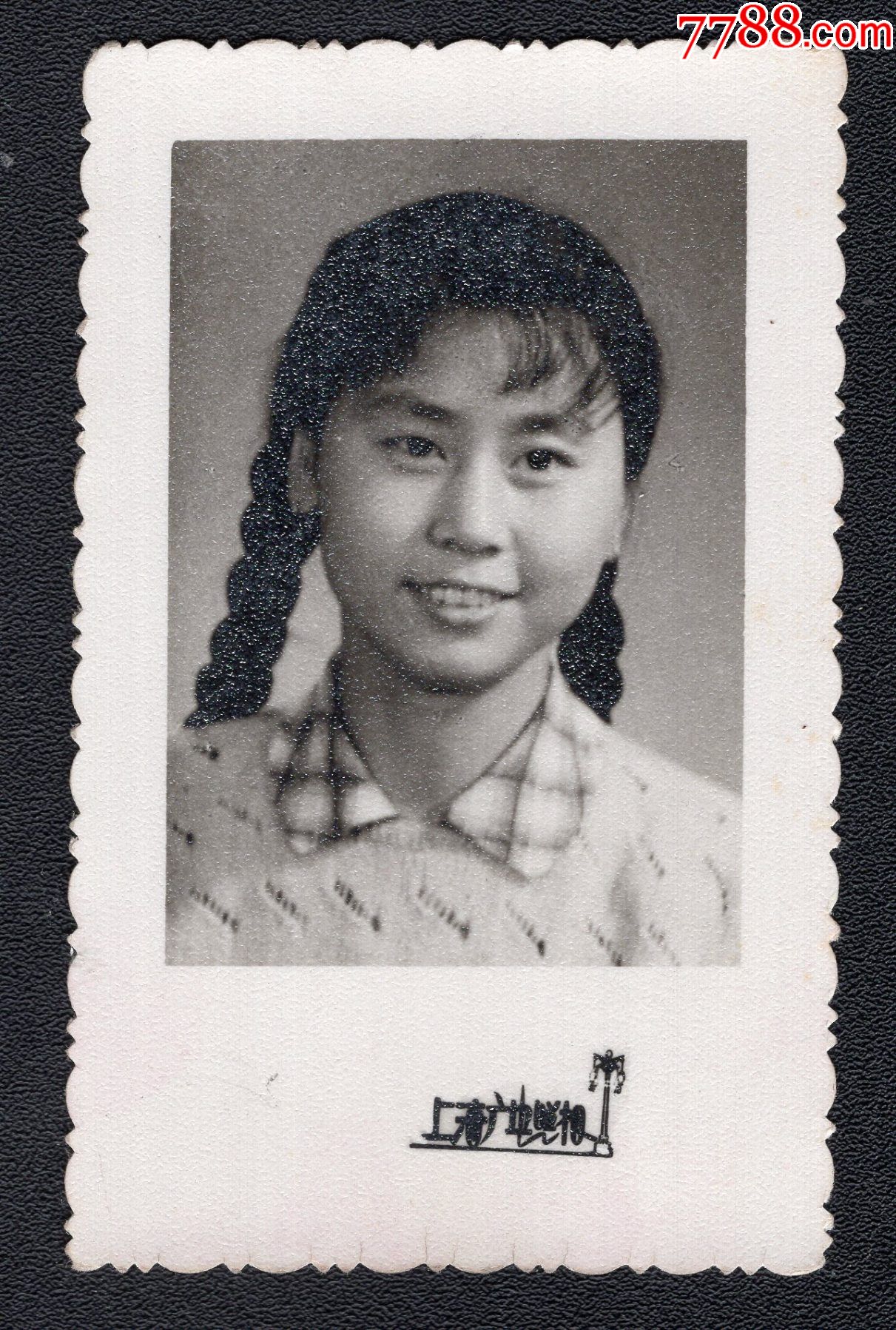 文革年代长辫子女兵老照片1张尺寸约4773厘米