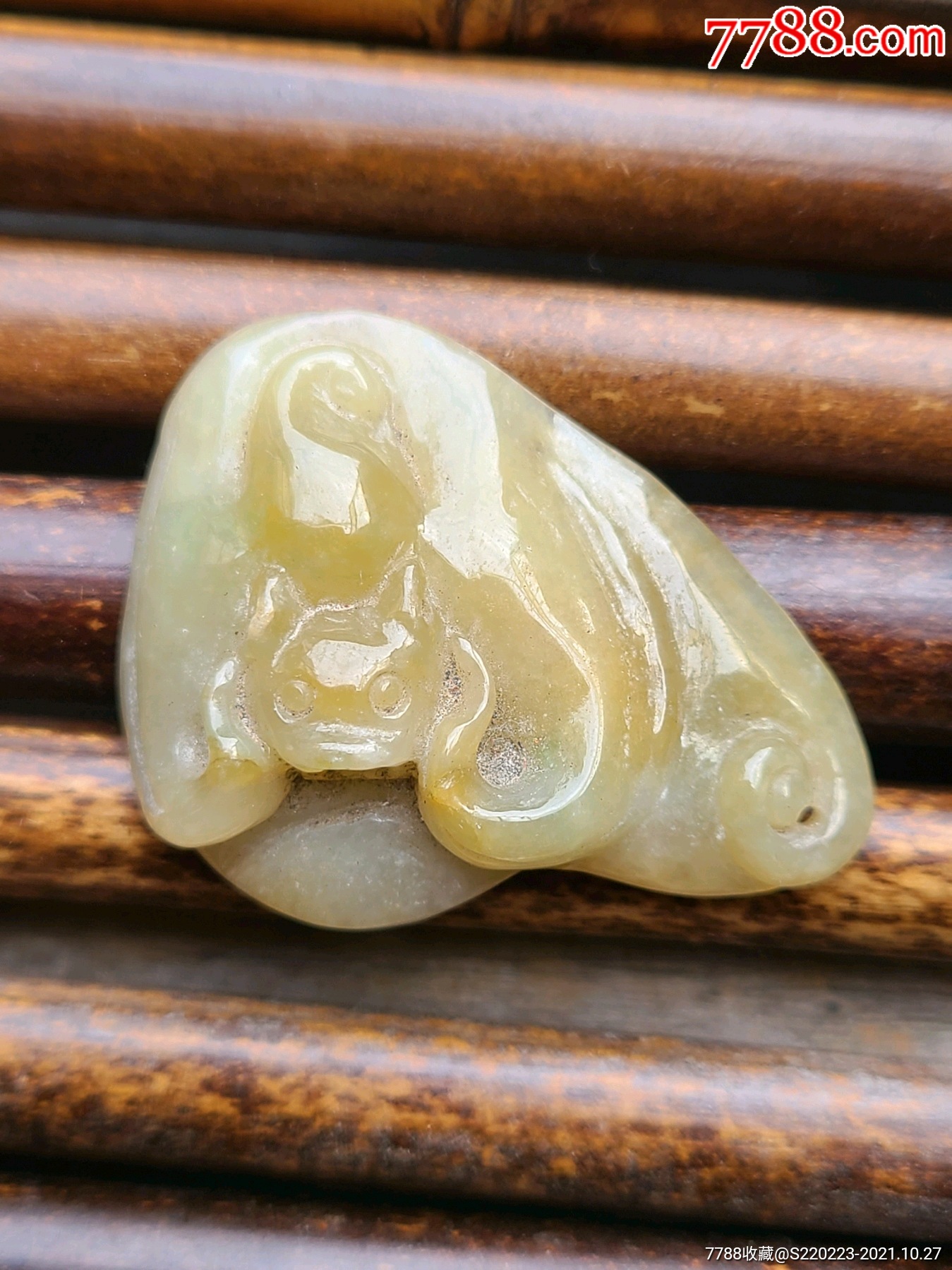 翡翠鸡油黄挂件福在眼前