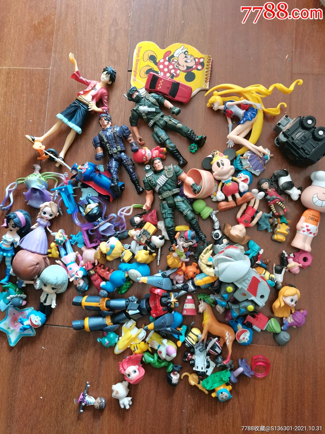 美少女战士兵人等动漫玩具一堆合拍